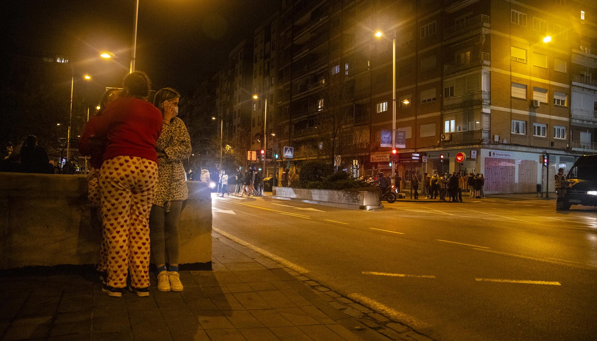 Cientos de granadinos salen a la calle a causa de los terremotos de esta noche - 7