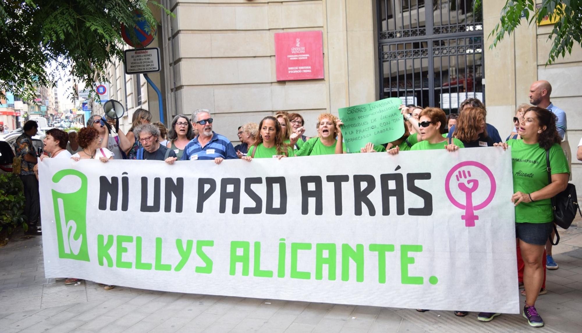 Las kellys se concentran frente a Inspección de Trabajo en Alicante para exigir medidas contra la sobrecarga de trabajo