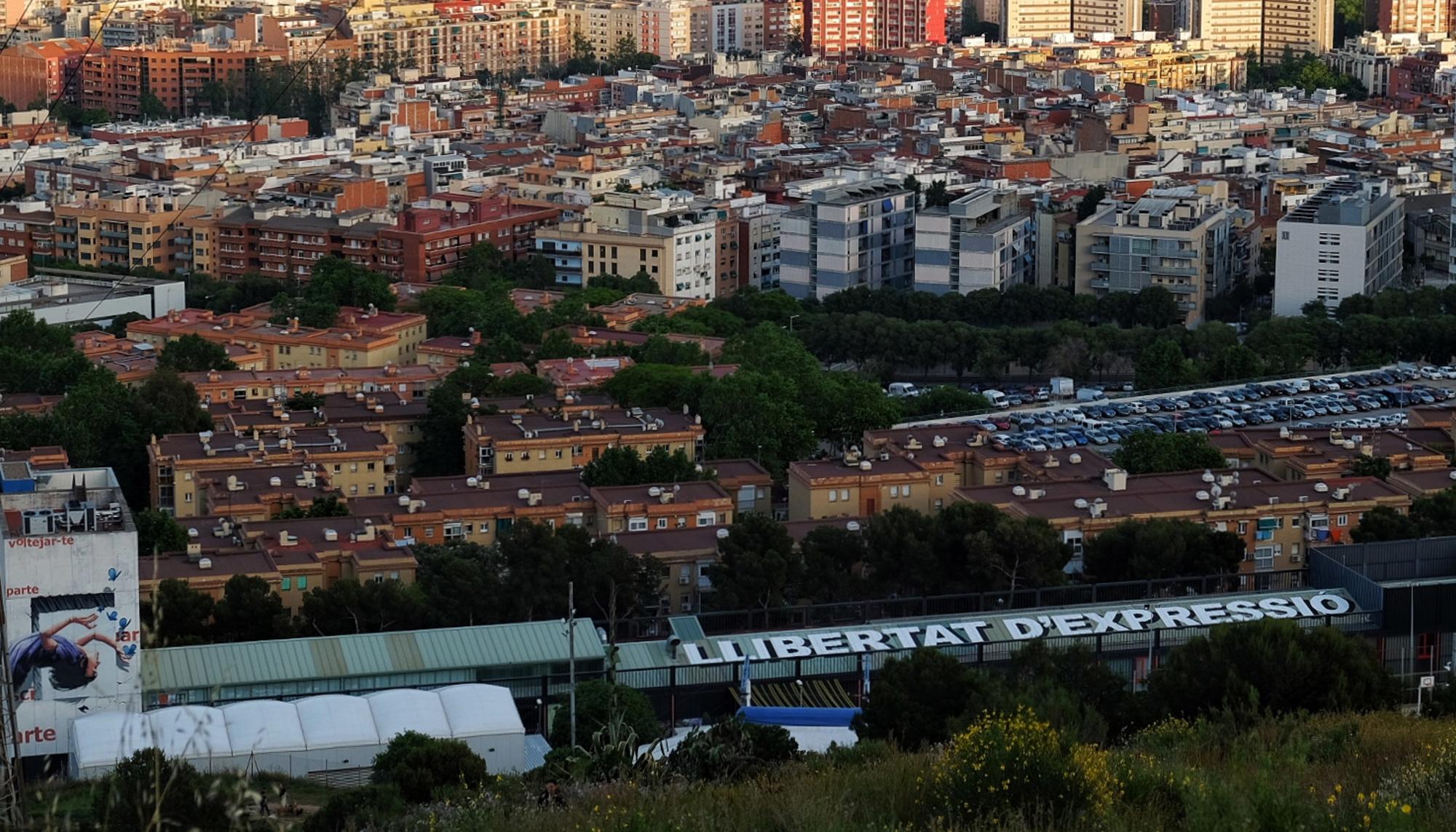 Pintada de 57 metros con el mensaje ‘Llibertat d'expressió’ en el tejado del Ateneu Popular 9 Barris, en Barcelona