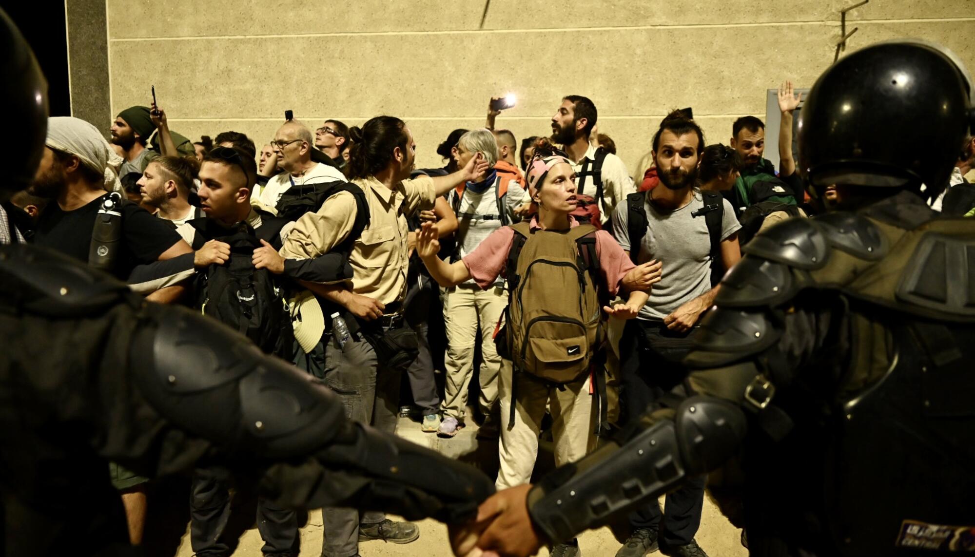La policía egipcia acordona a los manifestantes de la marcha a Gaza, el 13 de junio de 2025.