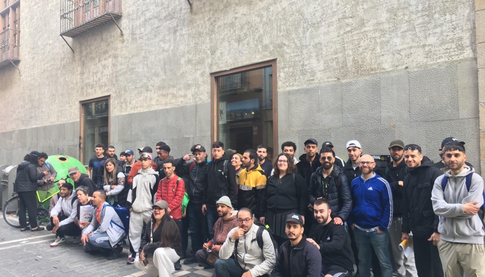Miembros del colectivo "Negu Gorriak/Derecho a Techo" frente a las oficinas del Padrón de Iruñea