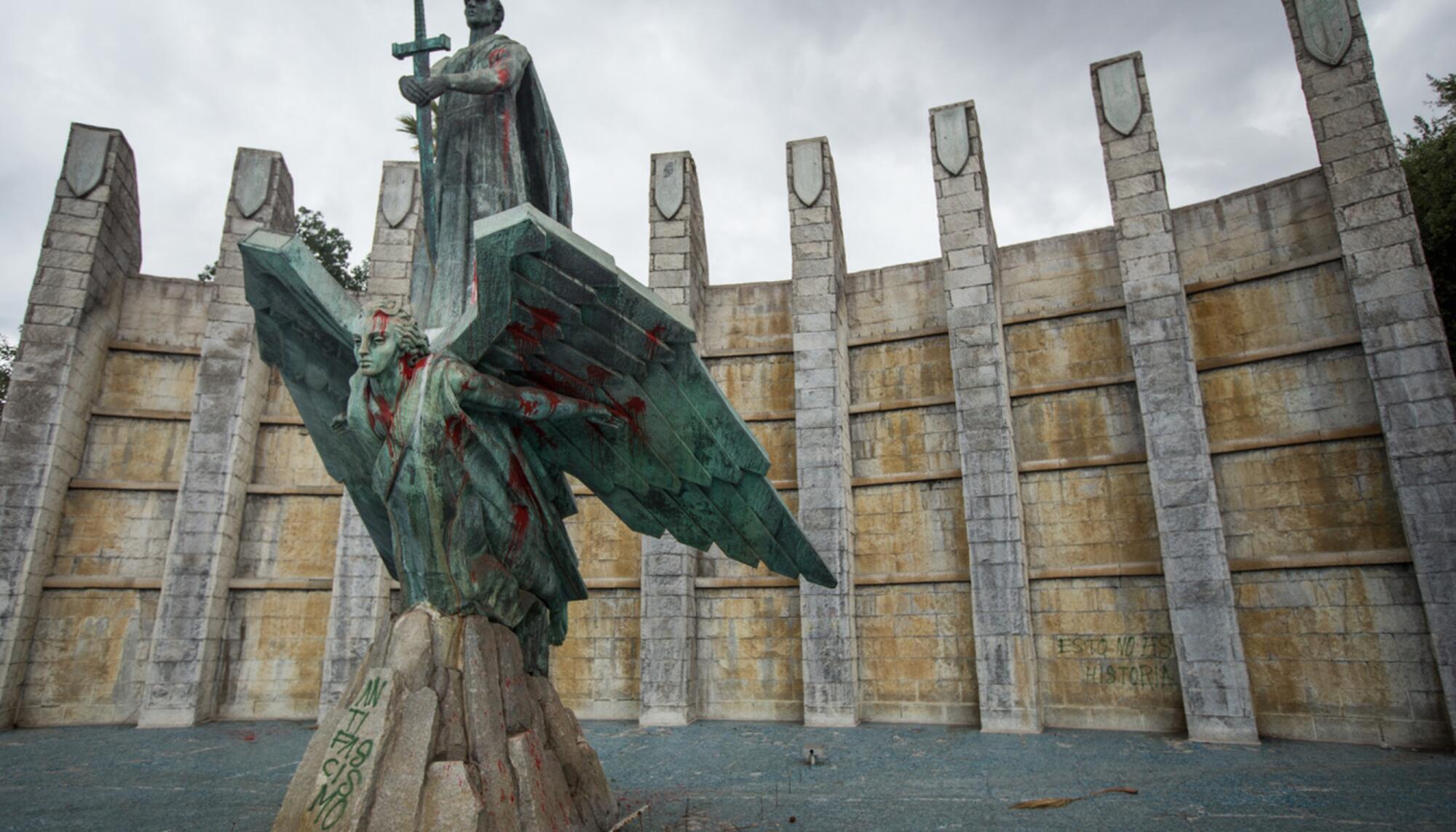 Fotograma del Monumento al Caudillo en Santa Cruz de Tenerife de la película ‘Ángel caído’