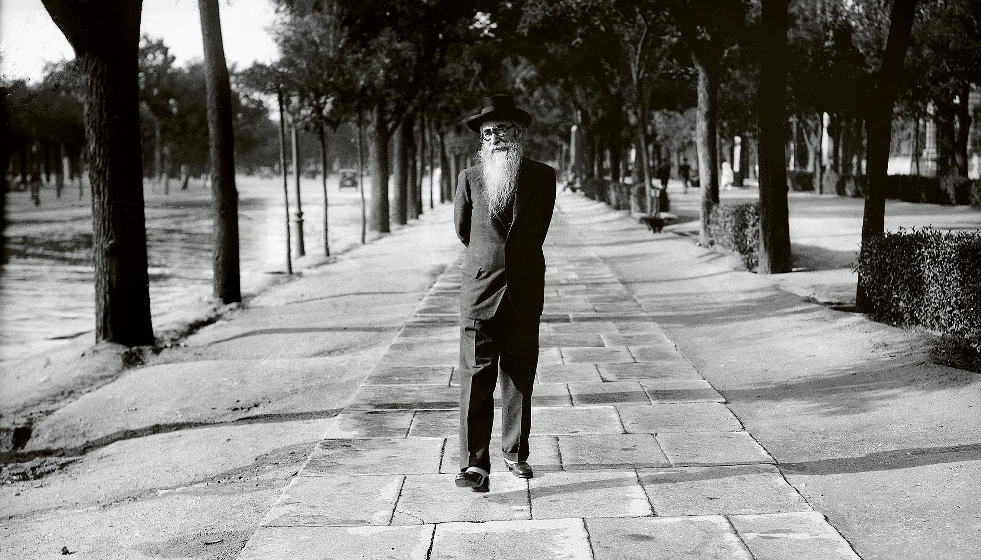 Ramón María del Valle Inclán paseando por Recoletos, Madrid