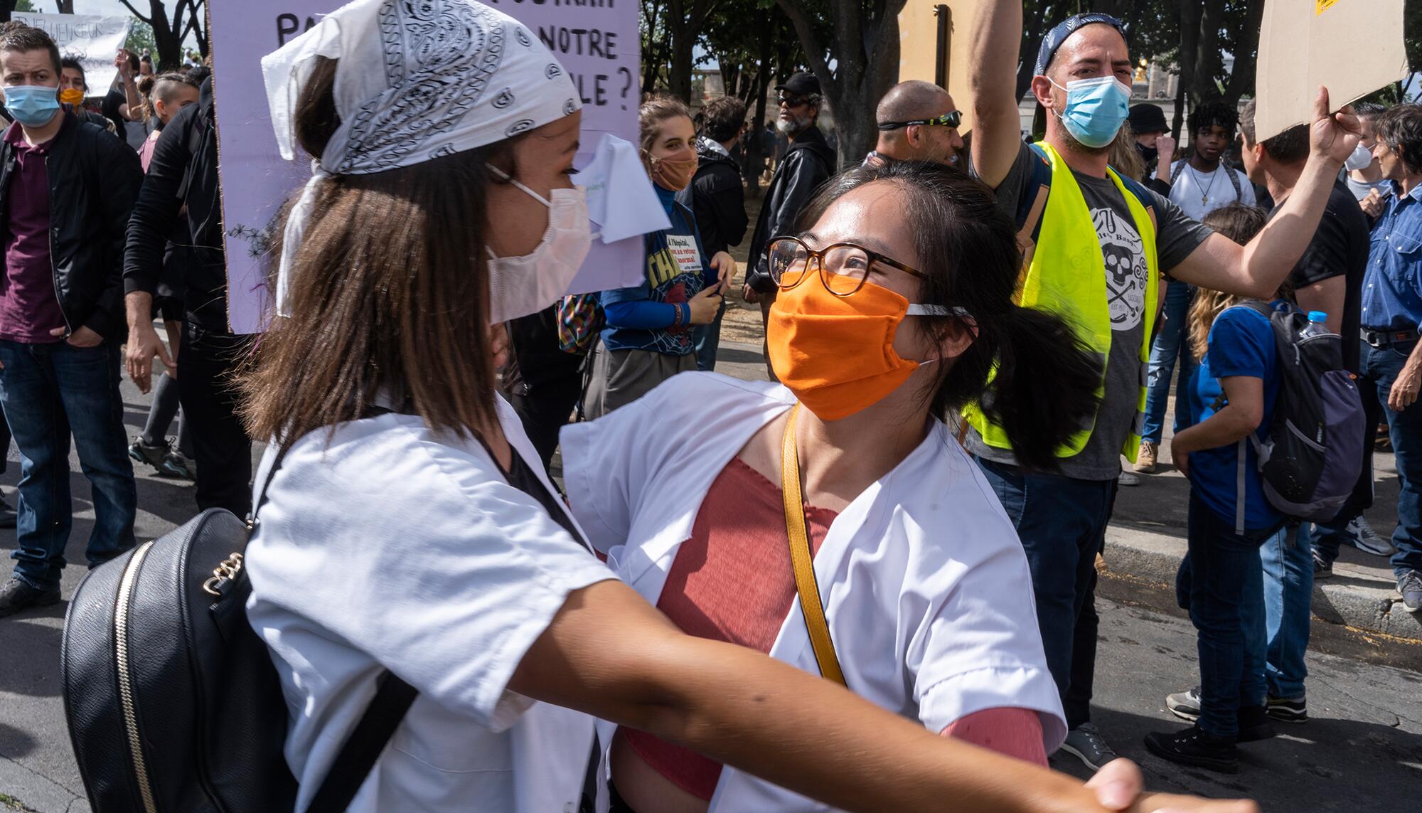 La policía francesa convierte una manifestación en defensa de la sanidad en una batalla campal - 5