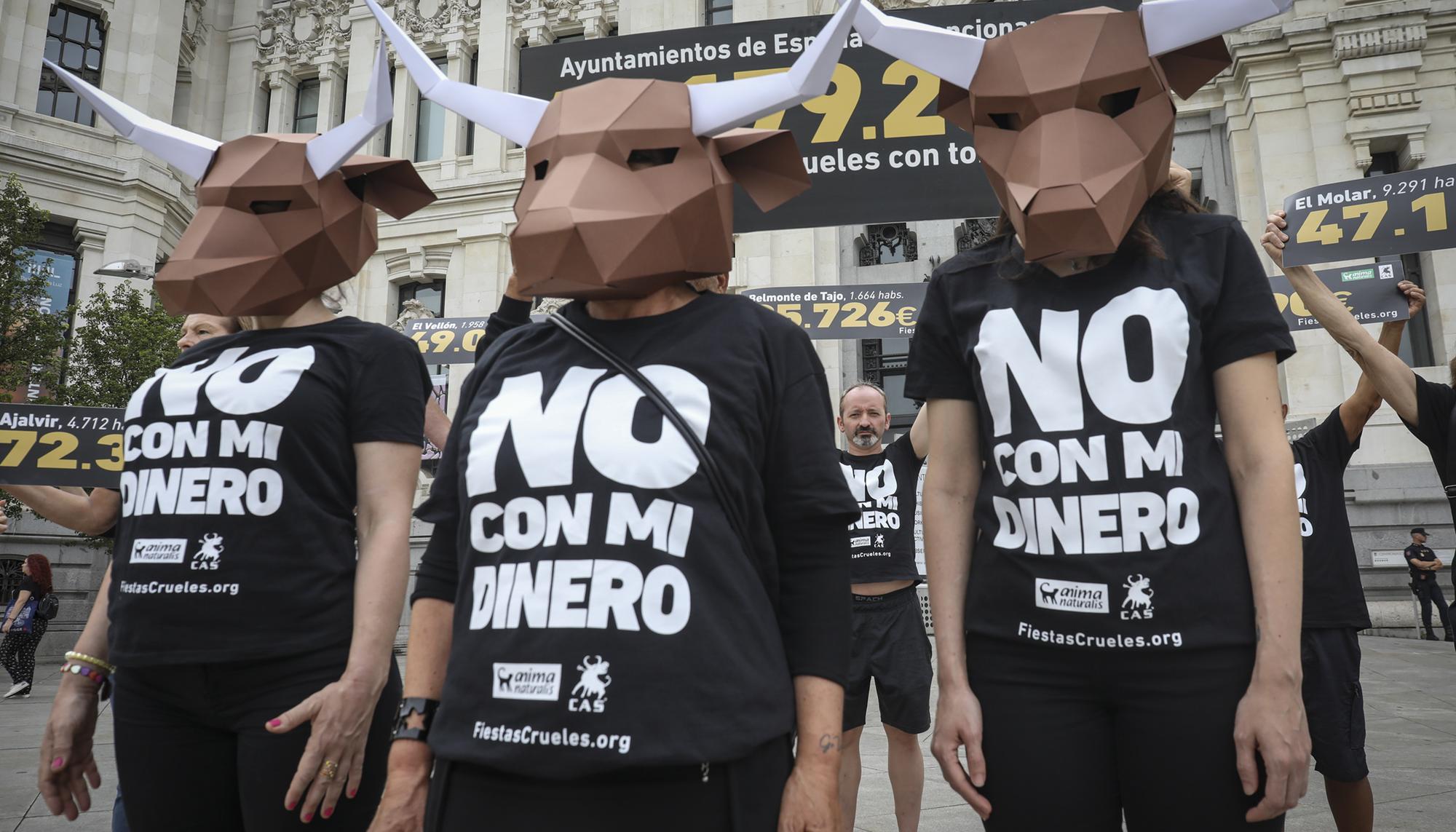 Concentración antitaurina frente al Ayuntamiento de Madrid - 3