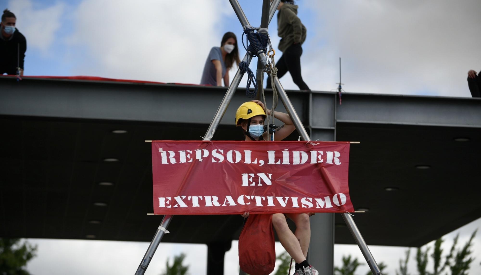 Activistas denuncian en la sede de Repsol en Móstoles (Madrid) la responsabilidad de la compañía en la crisis climática