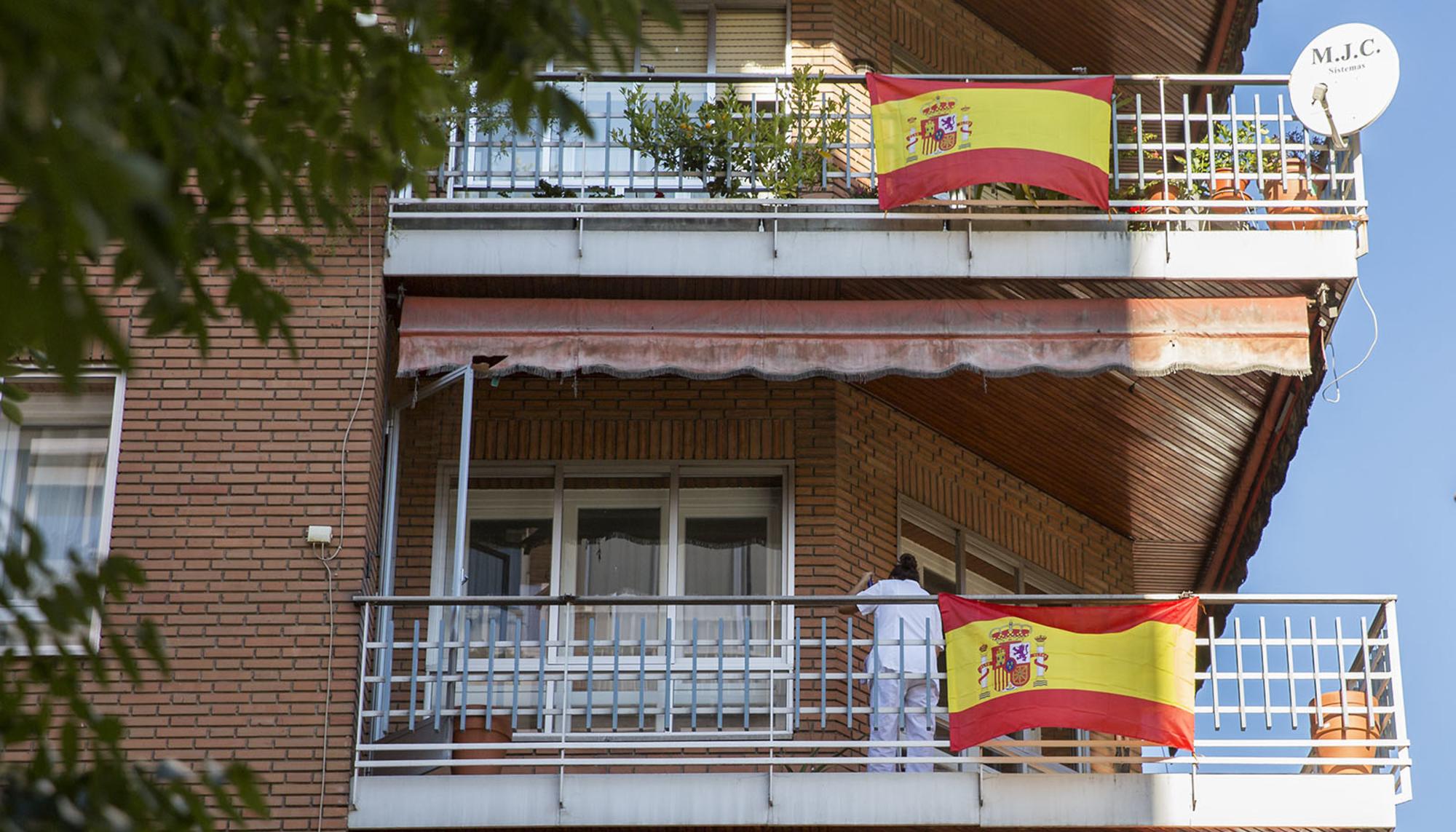 Bandera española y precariedad