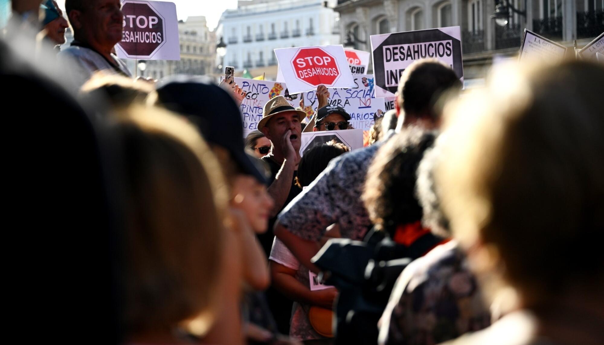 Una Puerta de El Sol abarrotada dio inicio a la gran manifestación para mostrar el rechazo al desahucio de Maricarmen y exigir a los gobiernos medidas efectivas que situaciones semejantes se repitan.