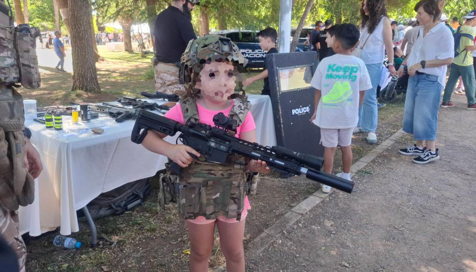 Niña armada Almendralejo