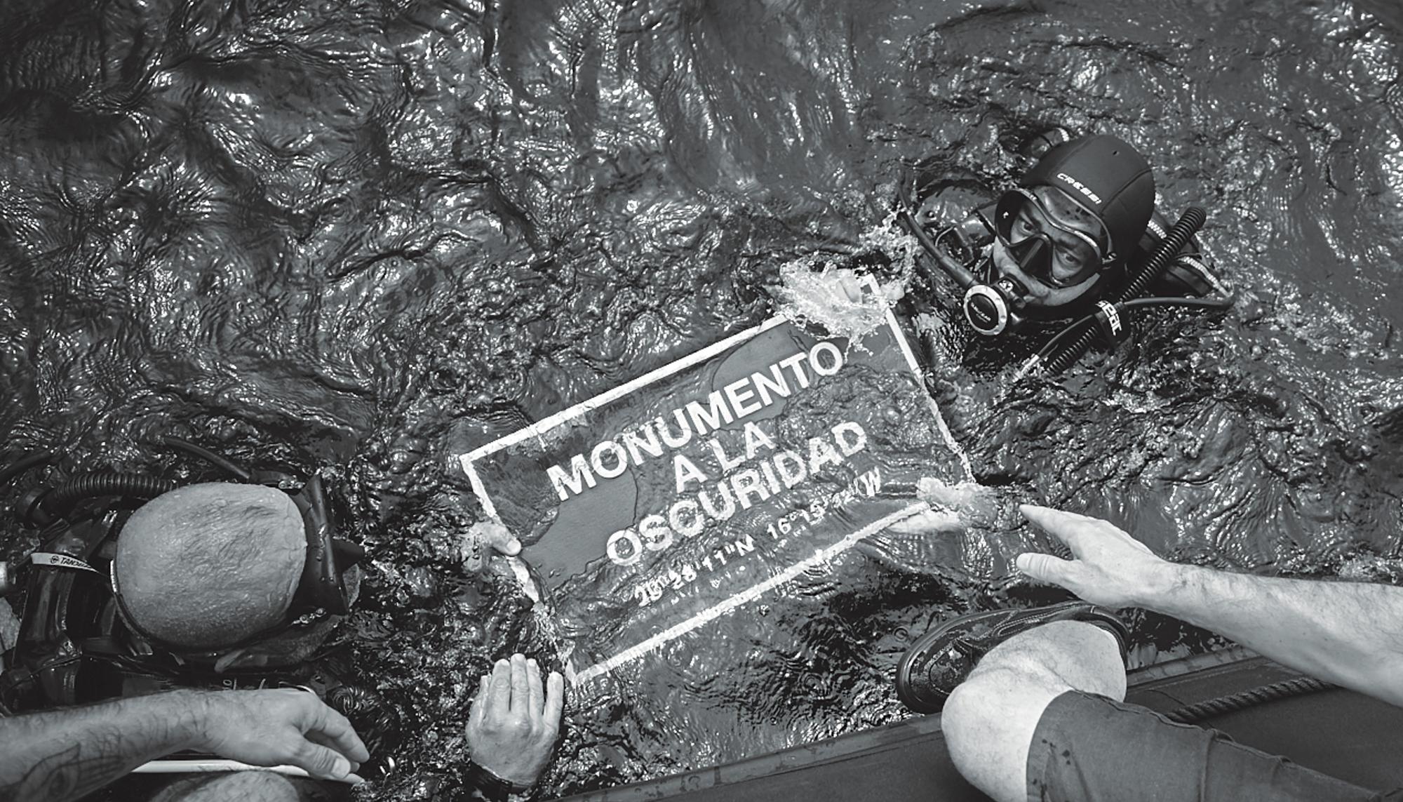 Acción de los artistas Miguel G. Morales y Eugenio Merino en memoria de las víctimas de la represión franquista en Canarias