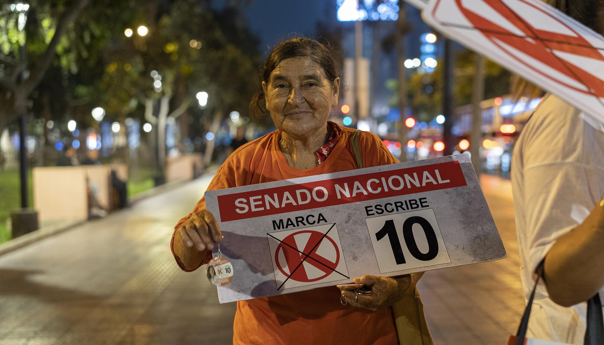 En el barrio de Miraflores, en Lima, una voluntaria de la campaña electoral de la candidata al Senado Sitza Romero, de Fuerza Popular.
