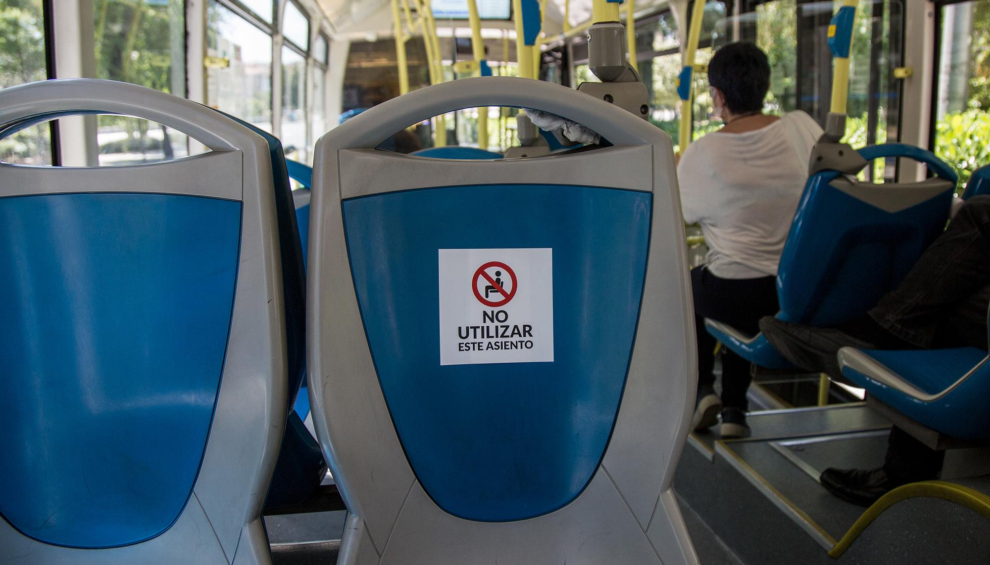 Mensaje de aviso coravirus en autobús de la EMT en Madrid