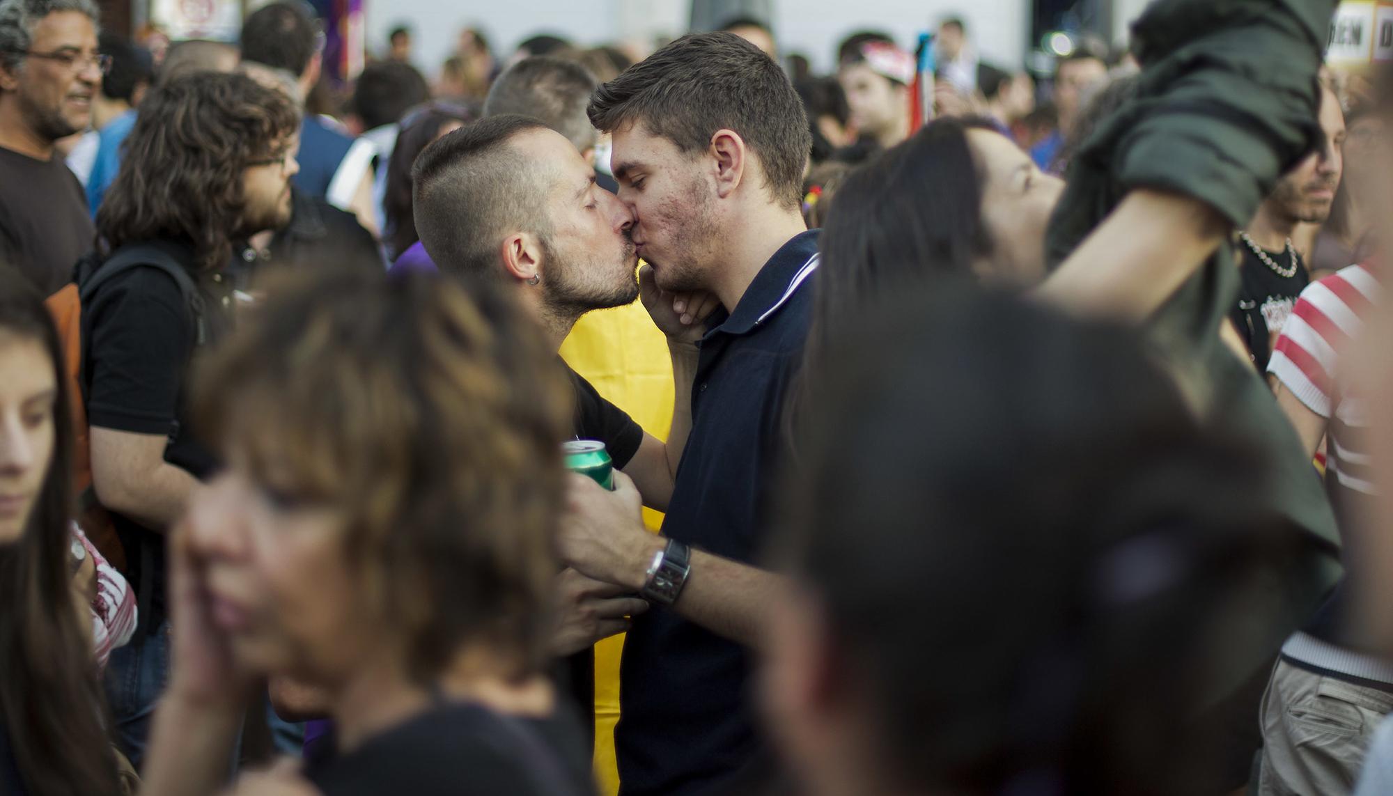 Homosexualidad beso hombres