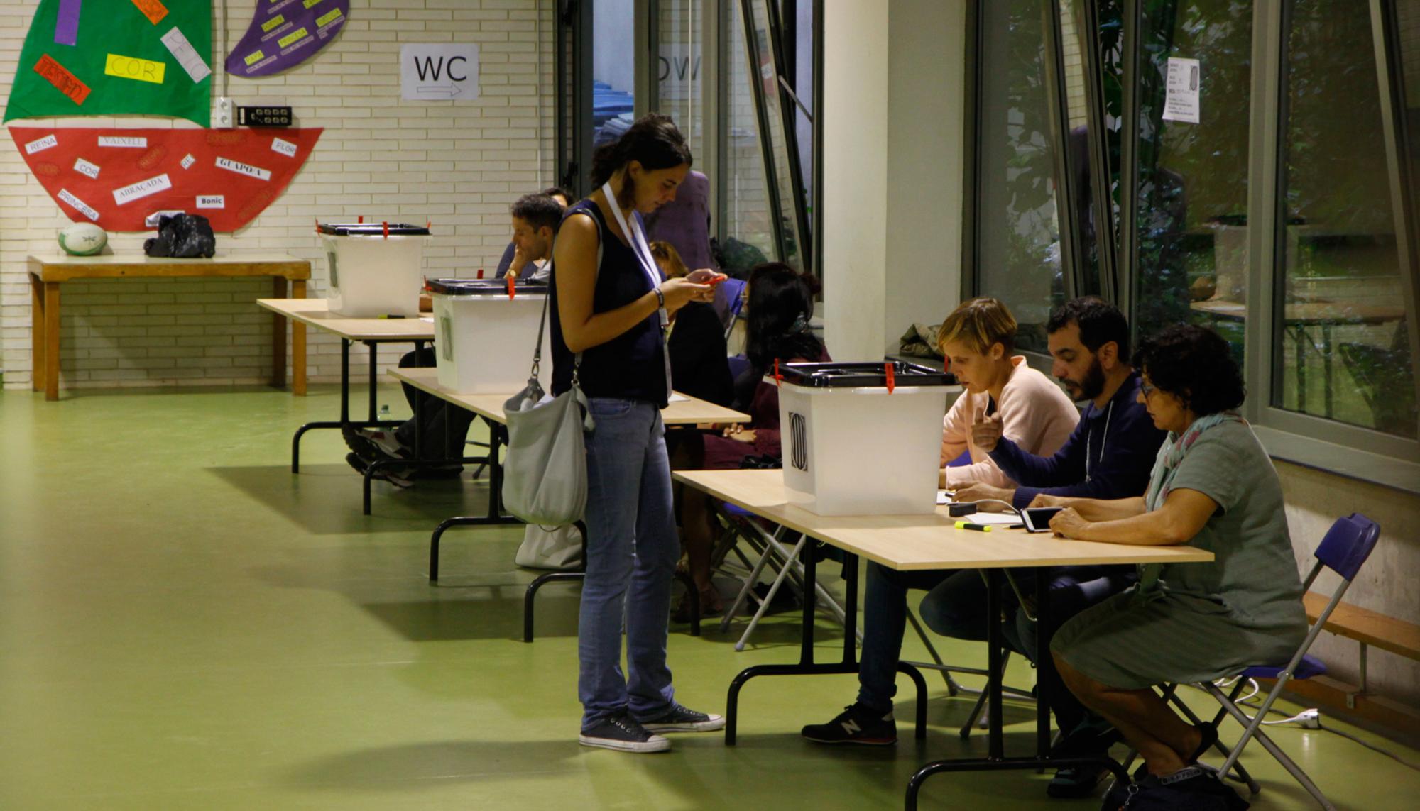 Votación en el referéndum en una escuela en Barcelona