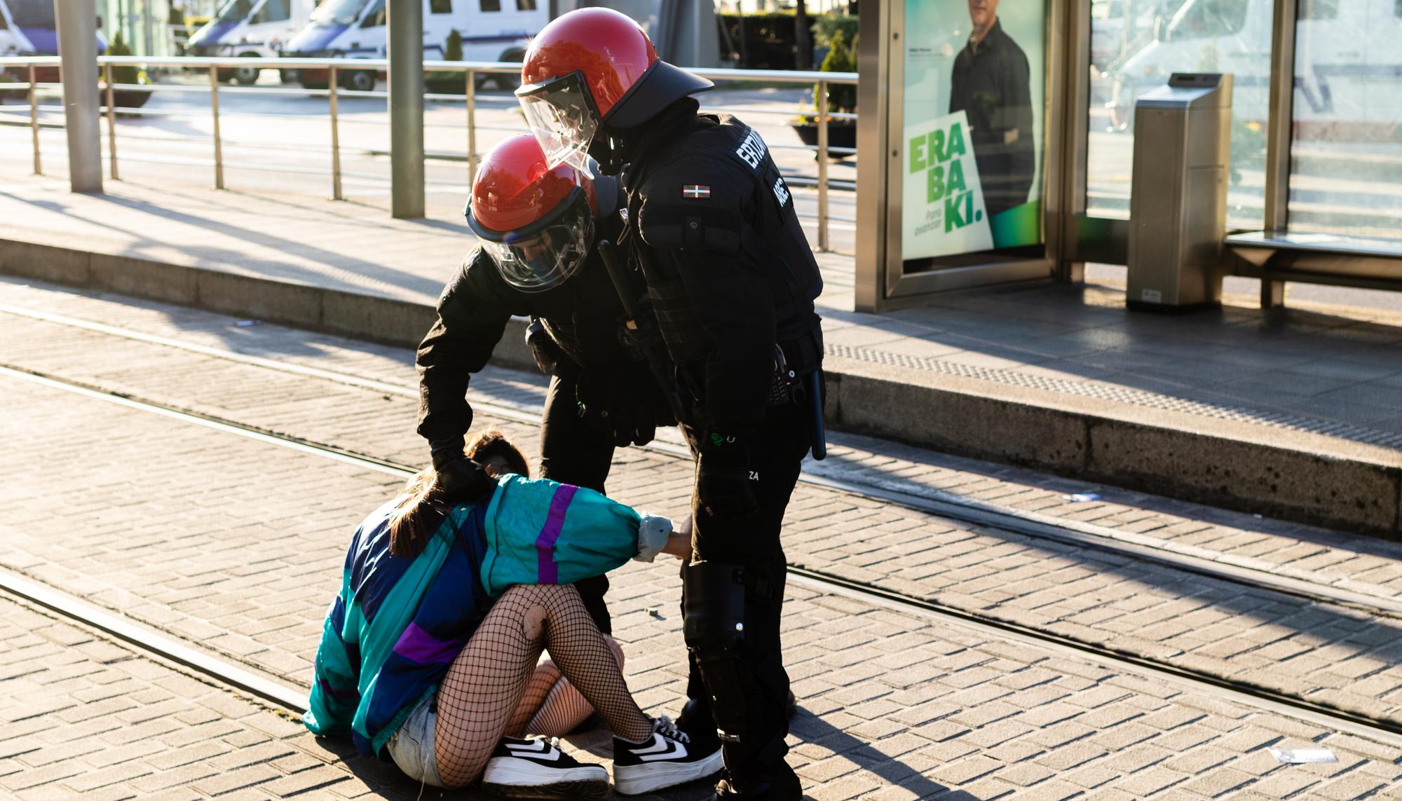 Dos agentes de la Ertzaintza y una participante en la contramanifestación contra Vox en Bilbao