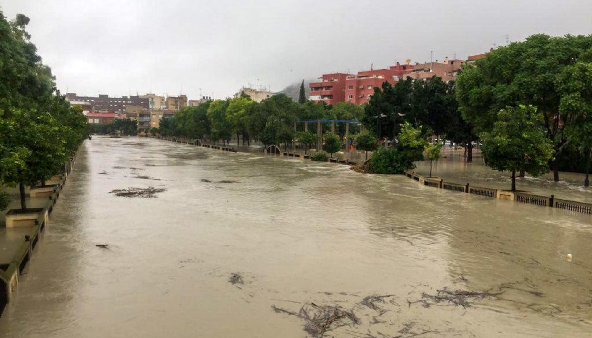 Río Segura desbordado desde el Puente del Rey
