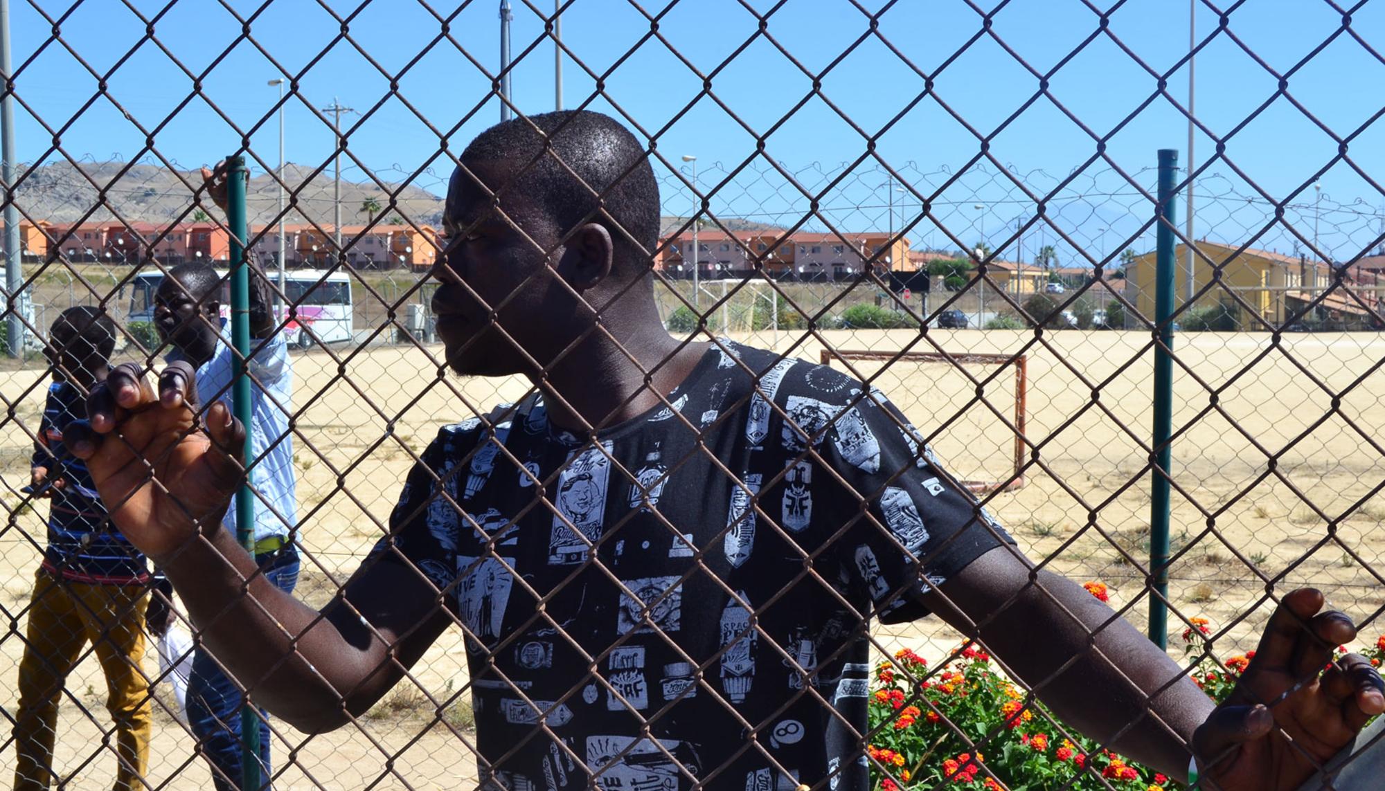 Joven africano interno en el CARA de Mineo, Sicilia