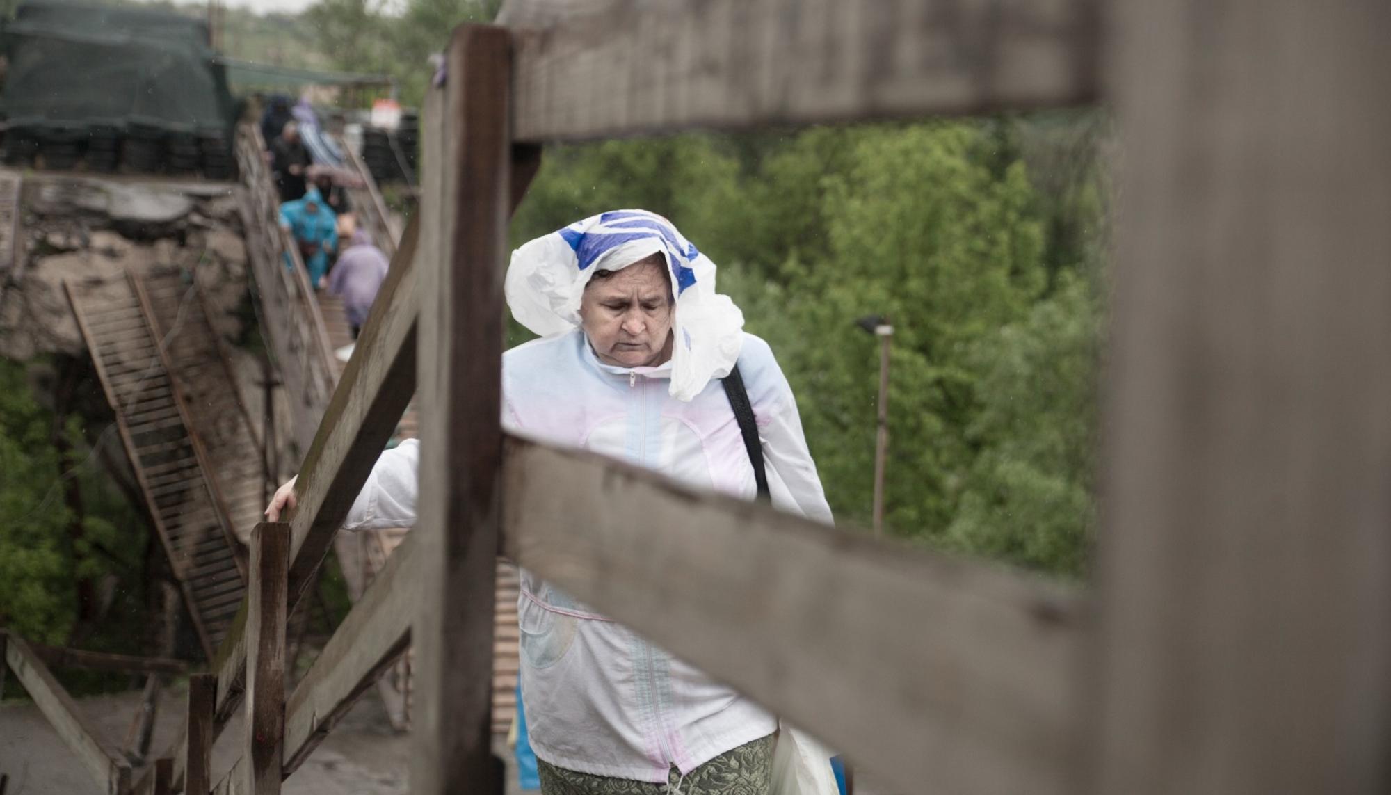 Mujer en paso fronterizo Donbass 2019