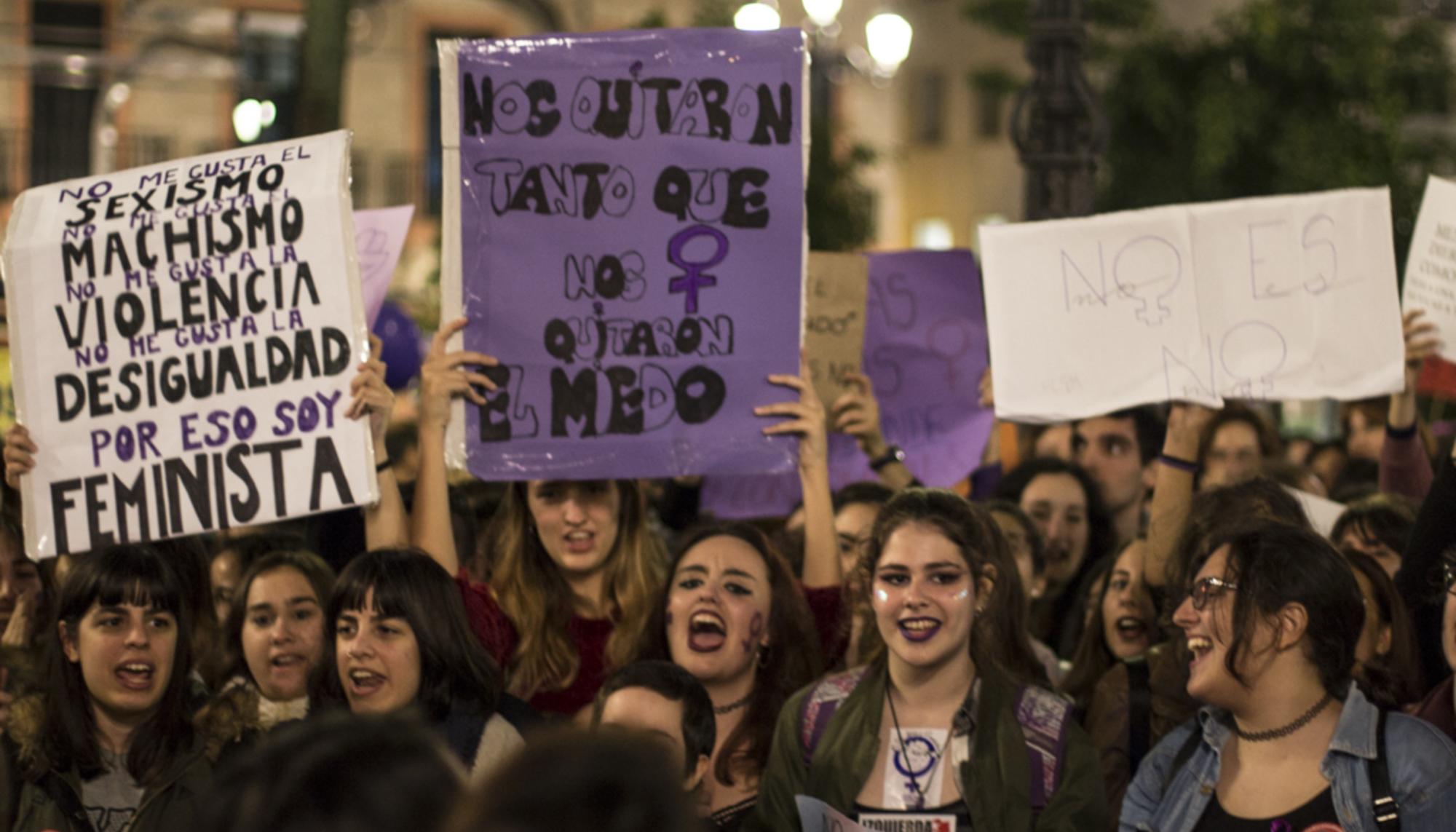 Jóvenes en la manifestación feminista de Sevilla