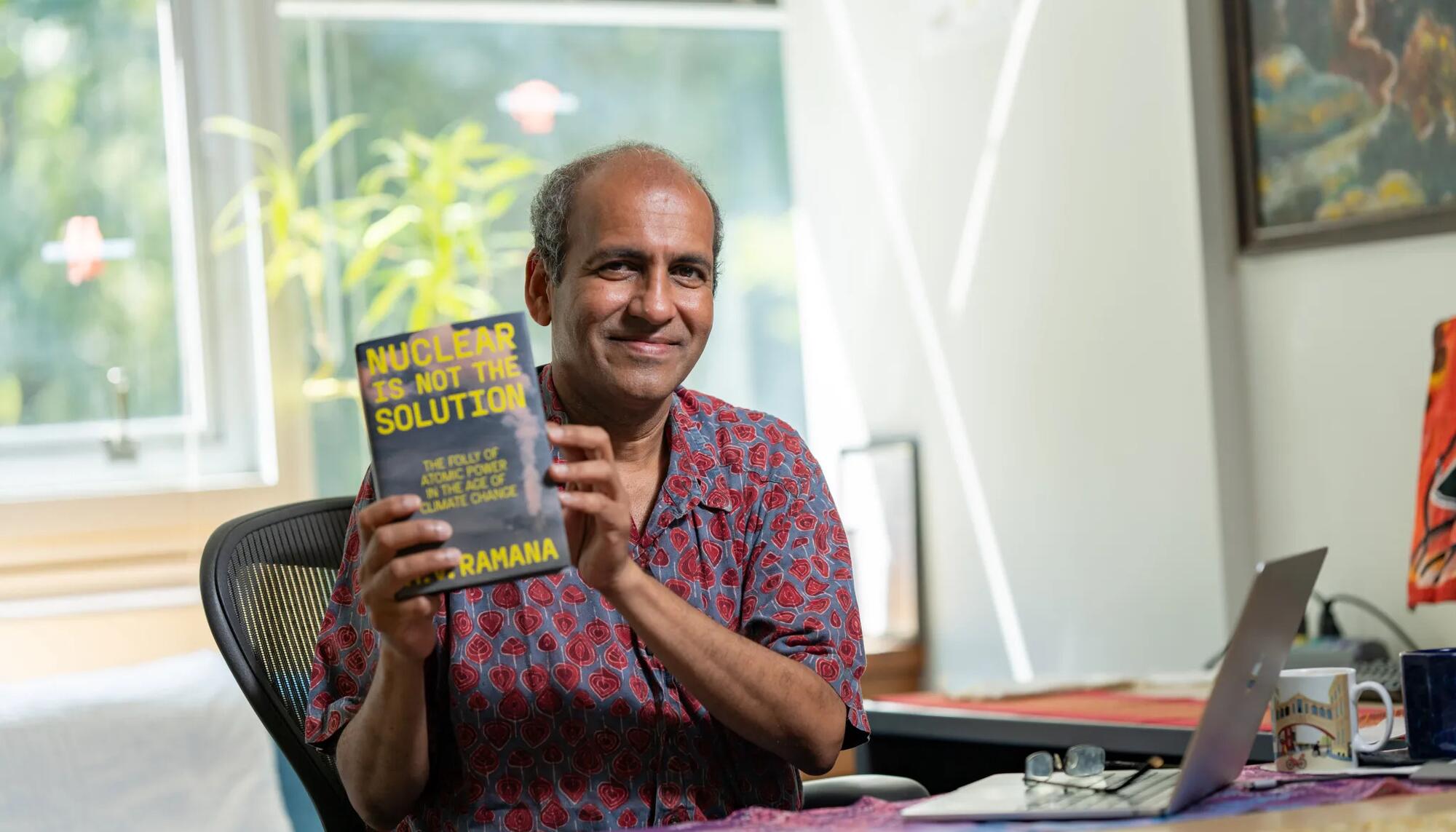M.V. Ramana, autor del libro «La energía nuclear no es la solución», una lectura imprescindible en tiempos de crisis climática. Fuente: Justin Man, Universidad de Columbia Británica.