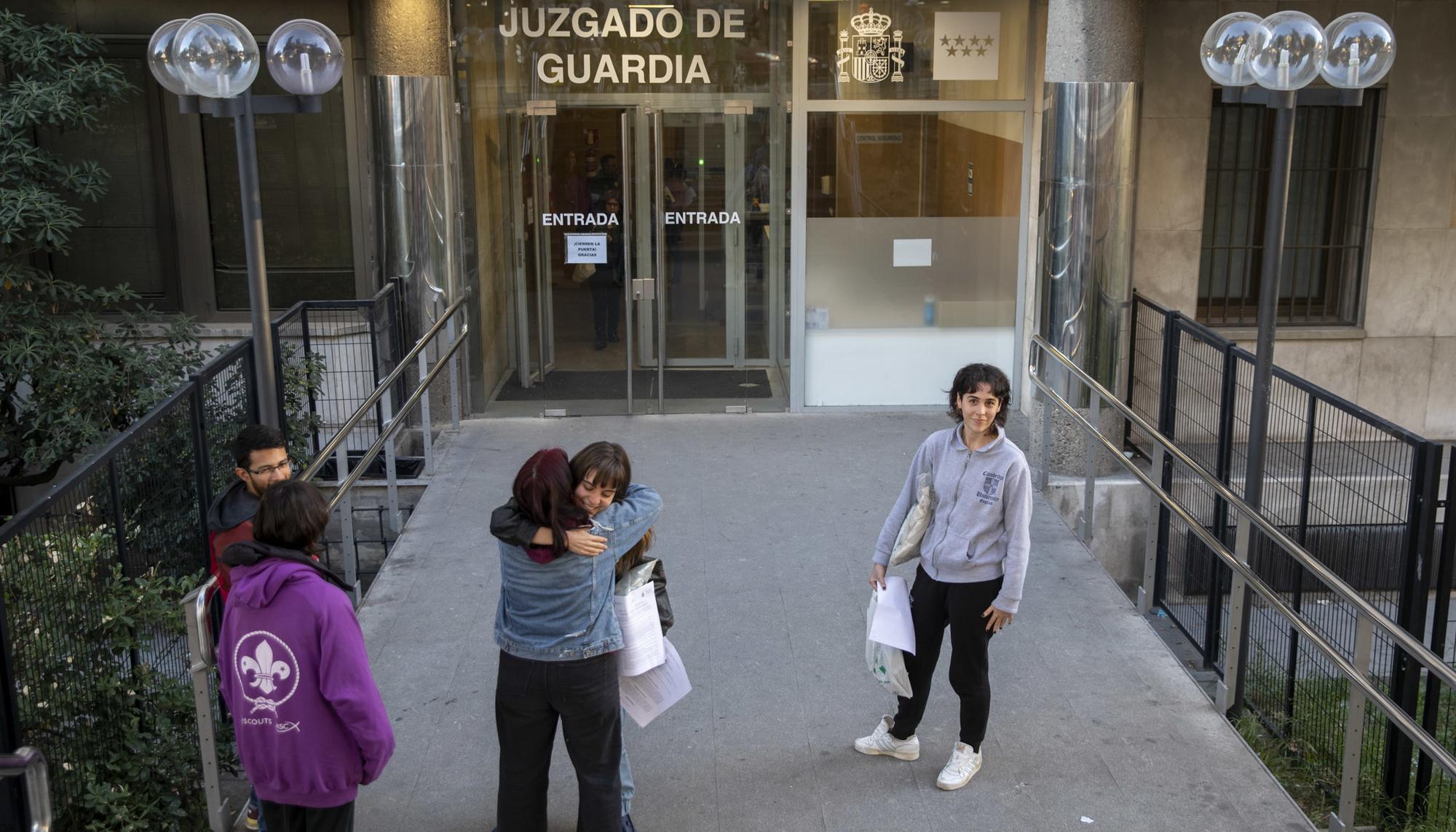Salida de las detenidas tras la acción contra la crisis climática en el Museo del Prado - 1
