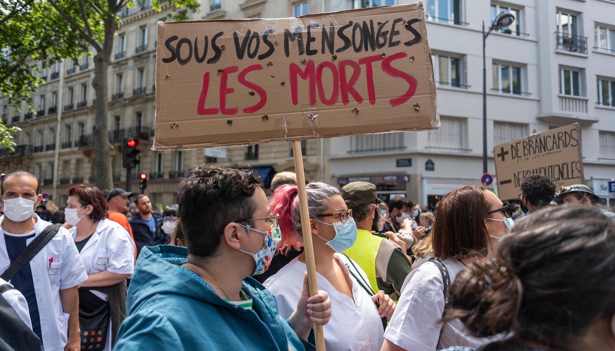 La policía francesa convierte una manifestación en defensa de la sanidad en una batalla campal - 7