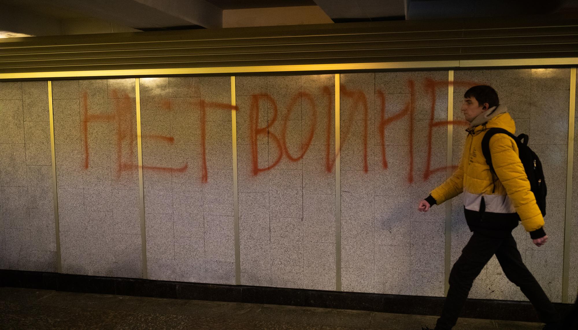 “NO A LA GUERRA”, mensaje antimilitarista en uno de los pasos subterráneos de San Petersburgo