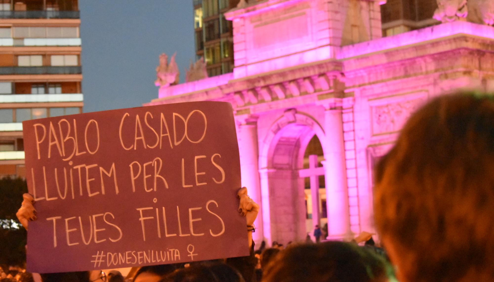 El Parterre de València de violeta por la huelga feminista de 2019