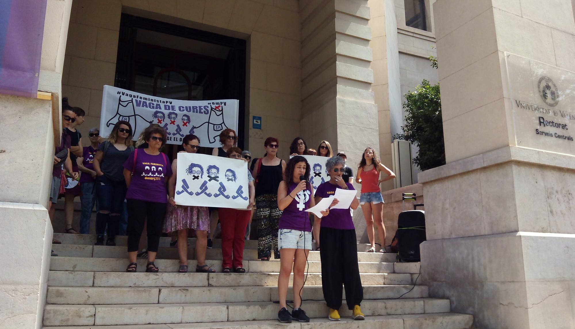 Les feministes protesten al Rectorat de la Universitat de València.