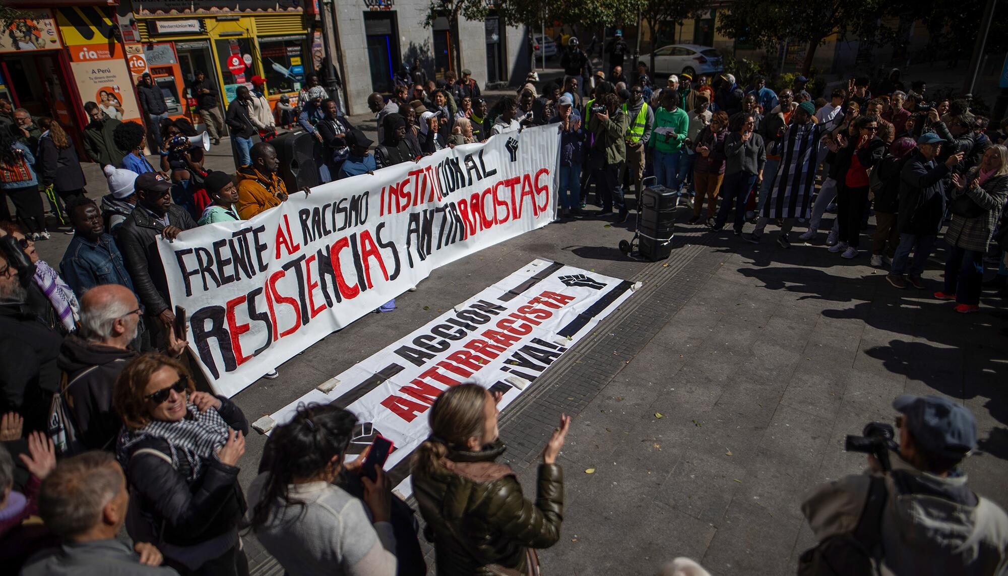 Concentración contra las redadas racistas 29 de marzo - 1