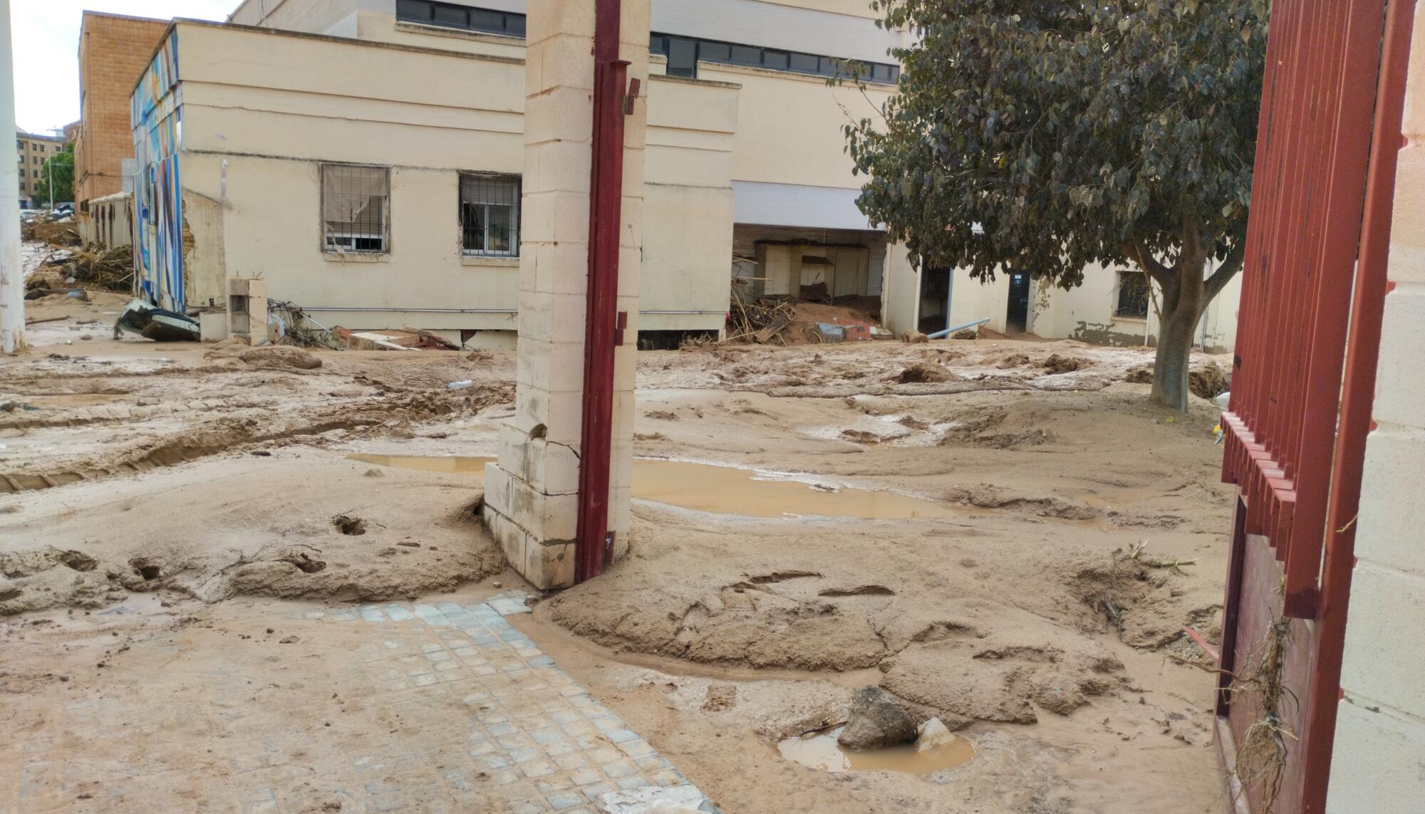 Puerta y muros del instituto Berenguer Dalmau de Catarroja, arrasados por la DANA