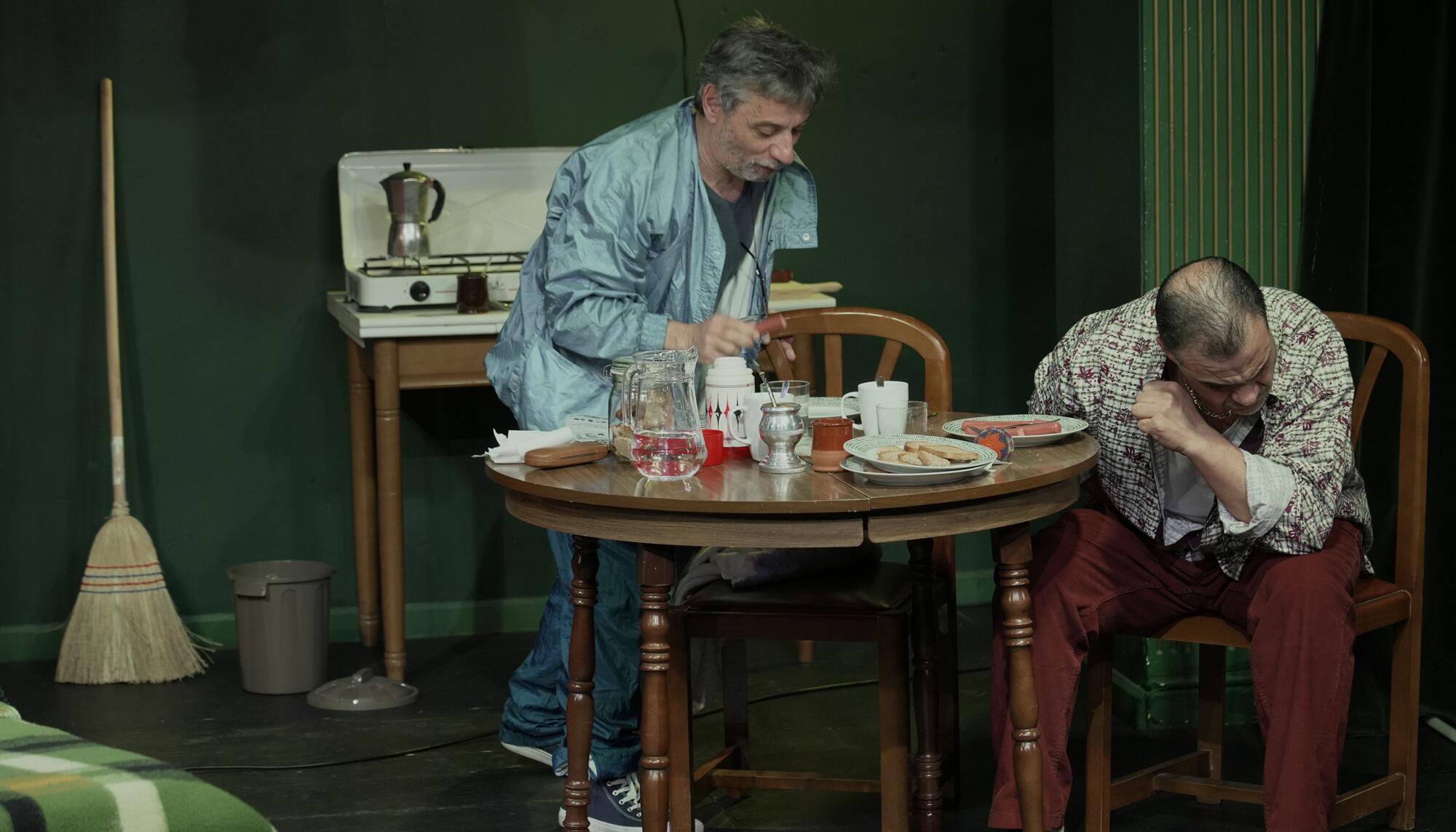 Una escena de la obra de teatro ‘Cámara lenta’, con los actores Patricio Rocco y Héctor Berna