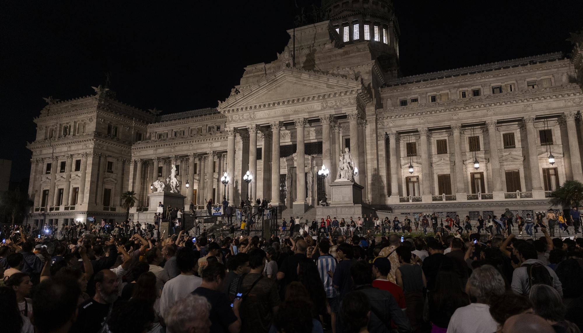 Cacerolazo para protestar contra el Decreto de Necesidad y Urgencia (DNU) anunciado por el presidente Javier Milei. - 6