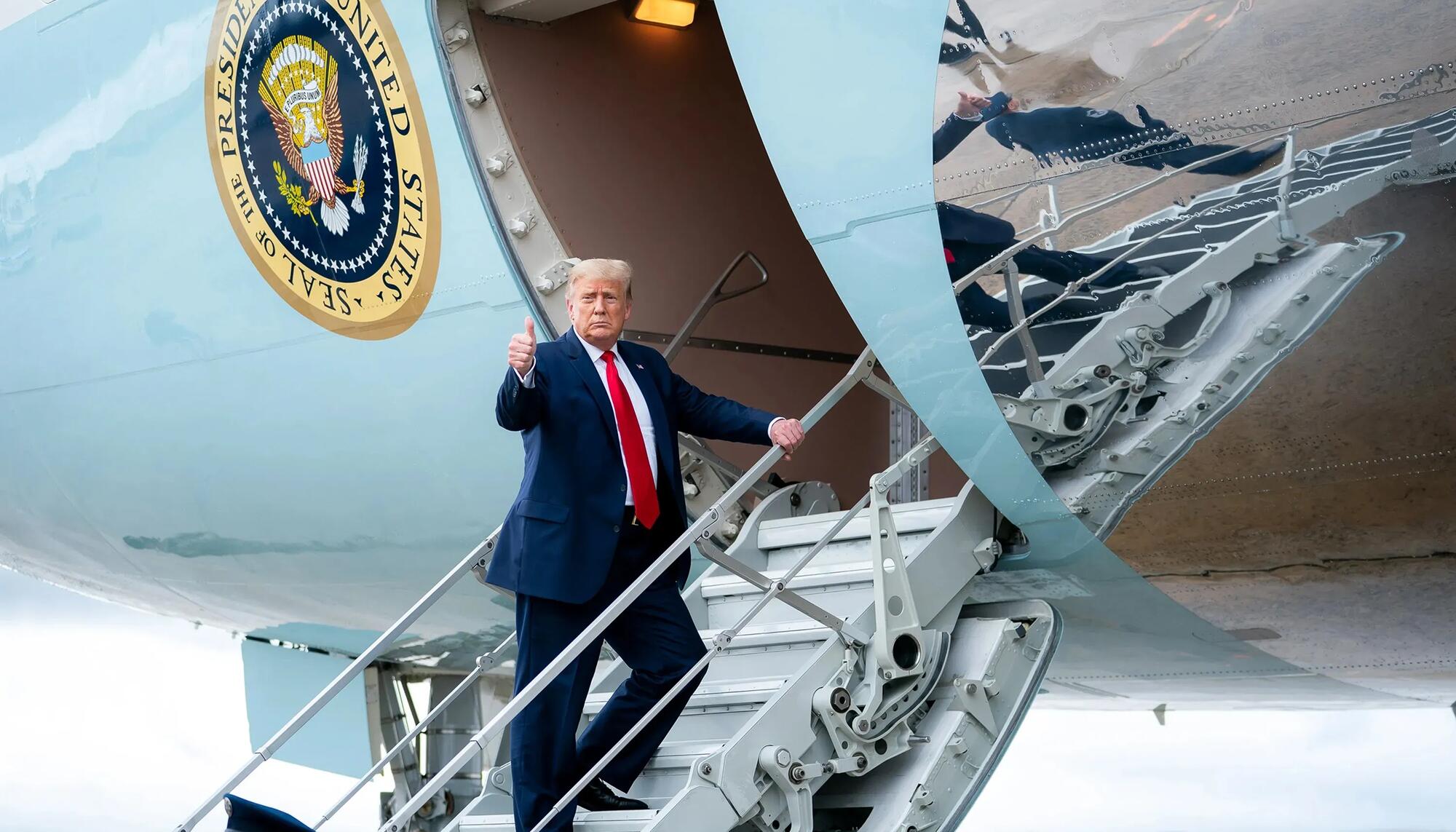 El presidente de EEUU, Donald Trump, sube al Air Force One.