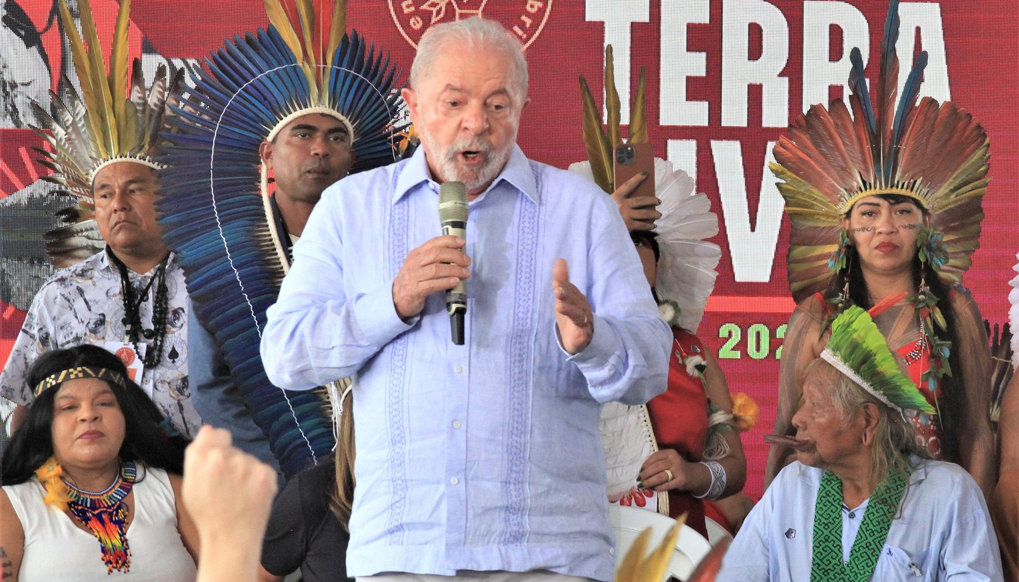Lula hace grandes promesas al movimiento indígena brasilero.