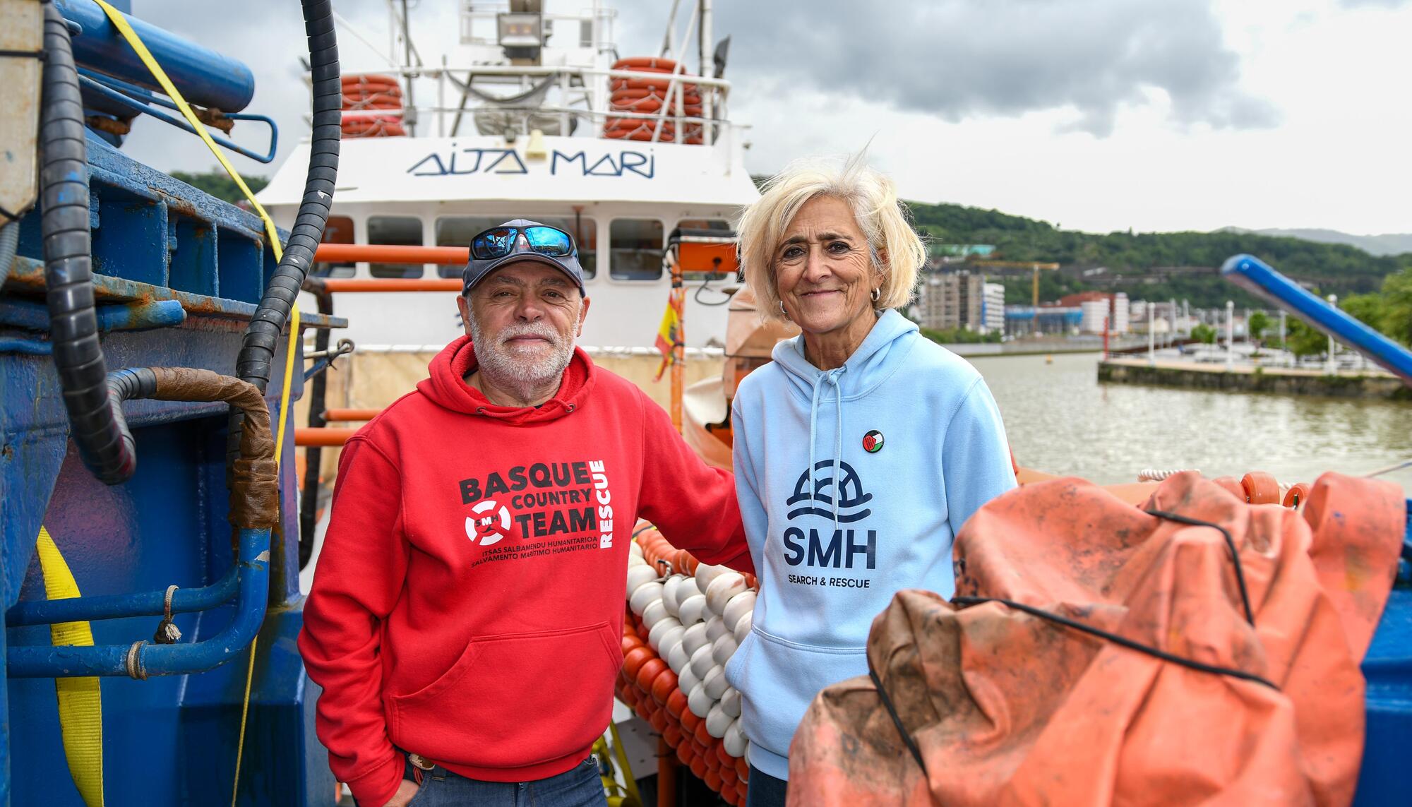 Alberto Cardoso y Ana Pérez en la cubierta del Aita Mari en el puerto de Bilbao