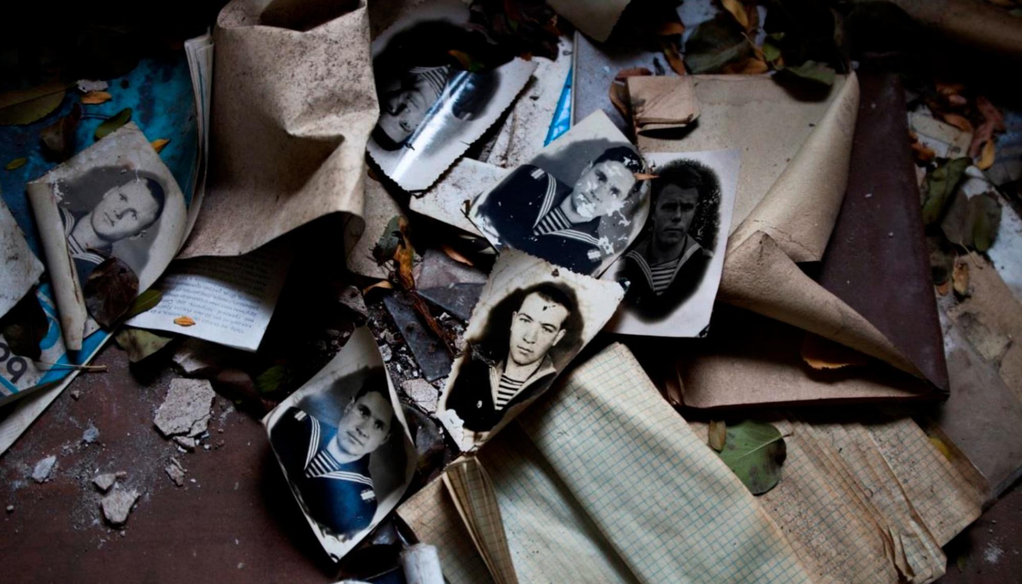 Fotos abandonadas en una casa de la República Popular de Lugansk