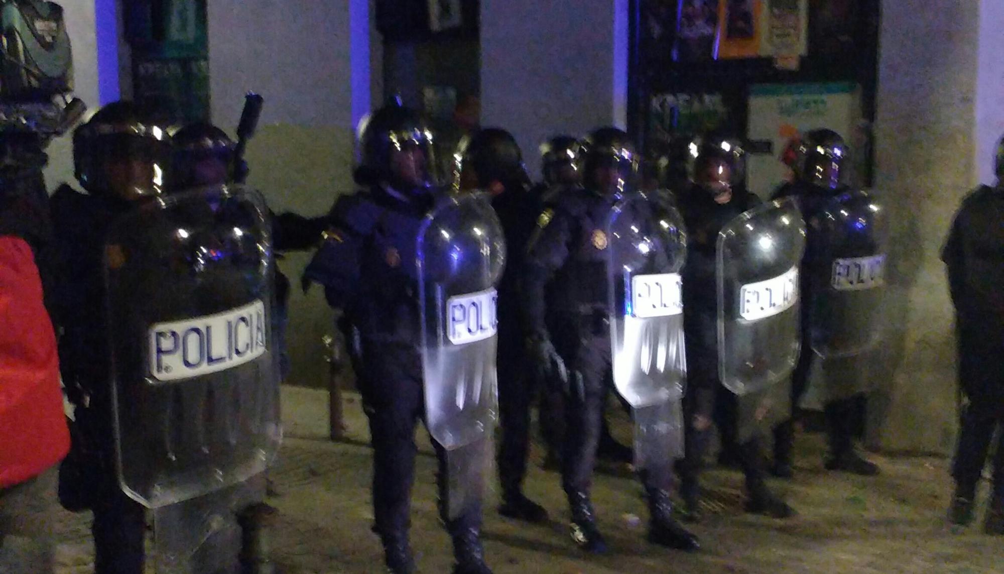 Antidisturbios cortando la calle Sombrerete en Lavapiés