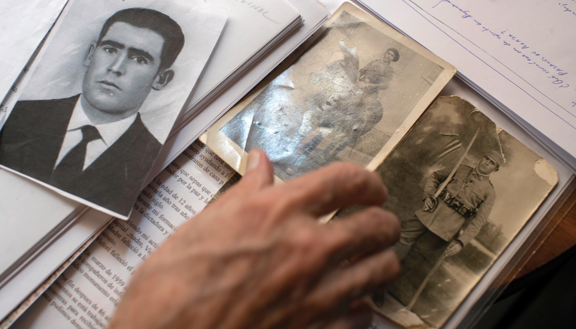 Fausto Canales muestra fotografías de su padre