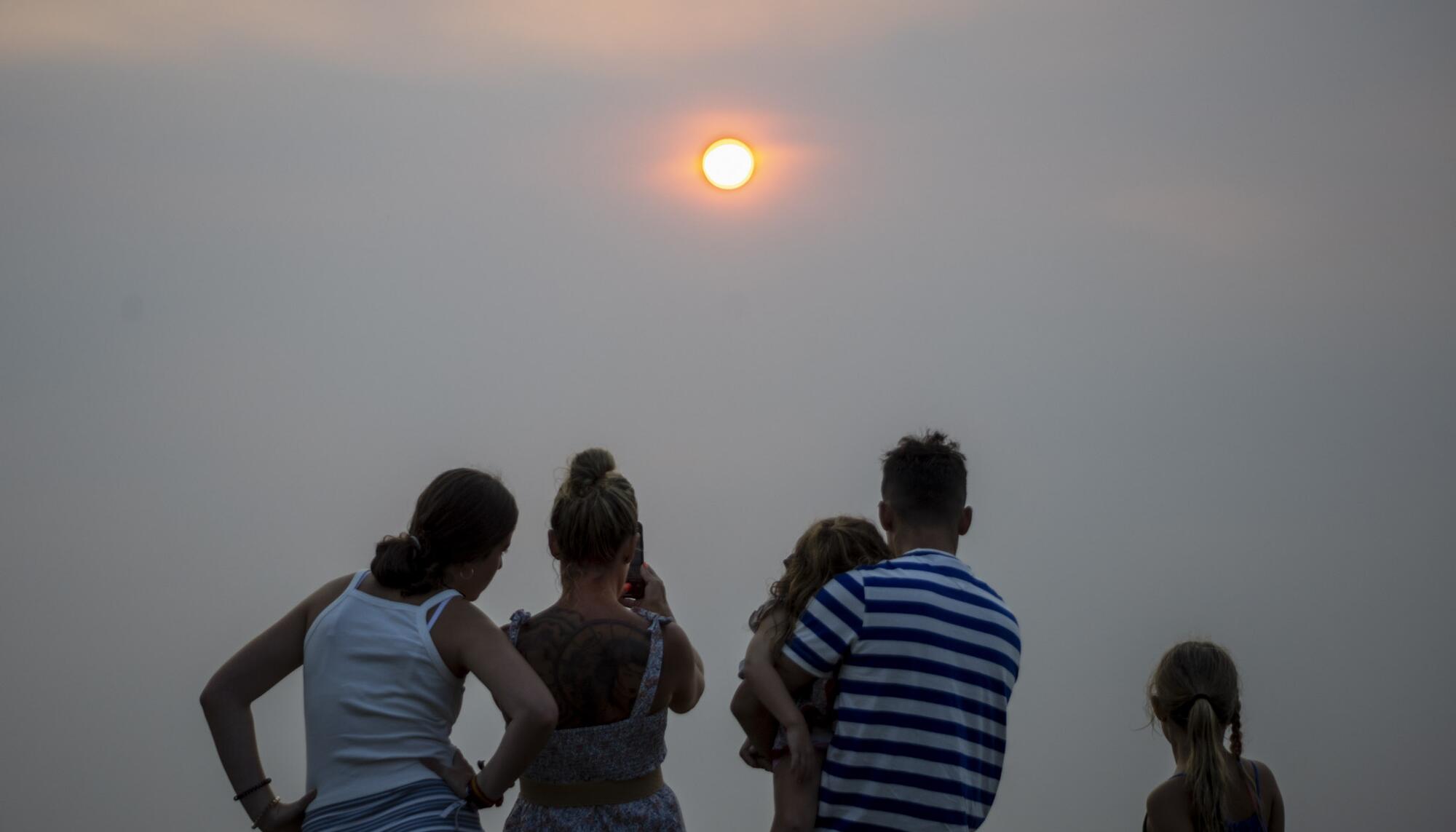 Familia puesta de sol