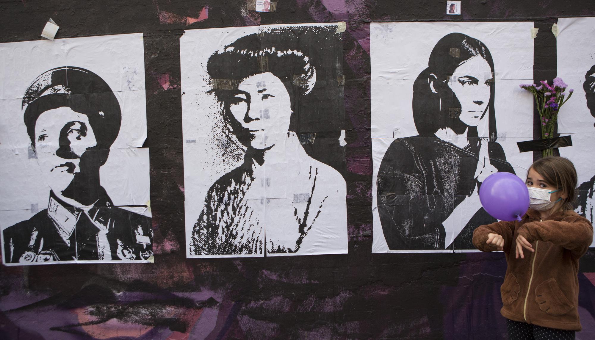 Concentración en el mural feminista de Ciudad Lineal el 8M - 1