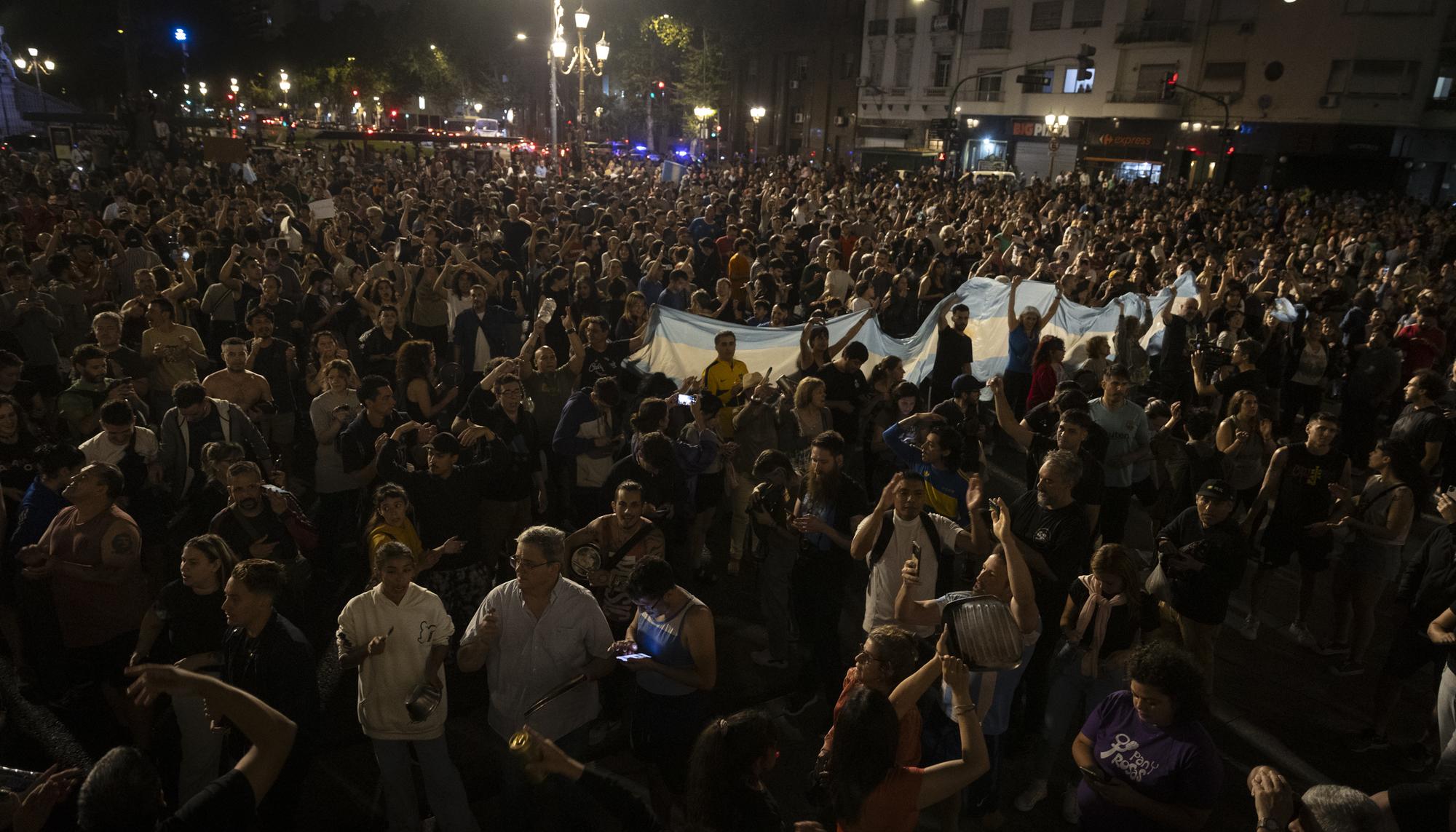 Cacerolazo para protestar contra el Decreto de Necesidad y Urgencia (DNU) anunciado por el presidente Javier Milei. - 26