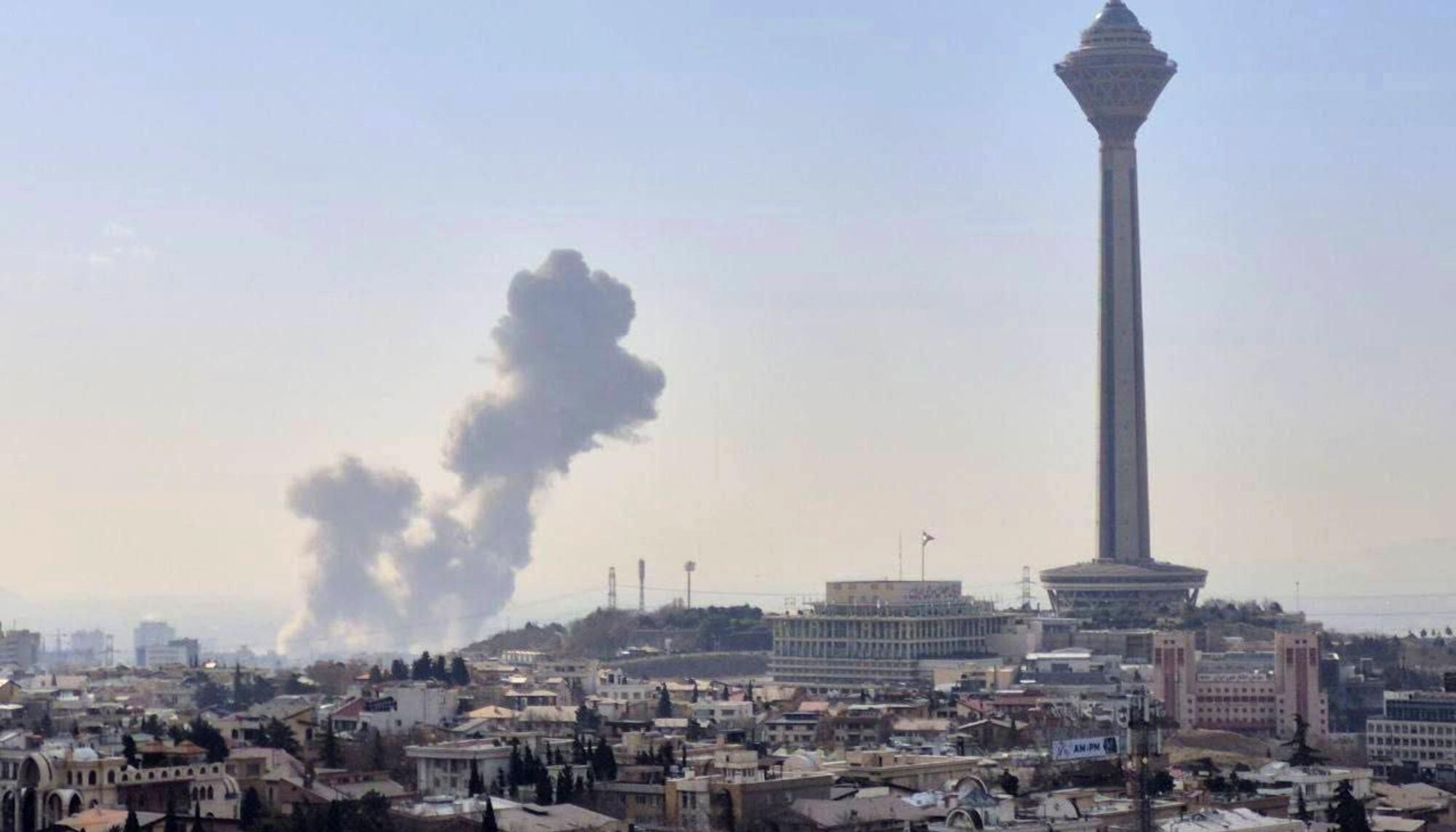 Columnas de humo en Teherán tras los ataques de EEUU e Israel a la capital iraní.