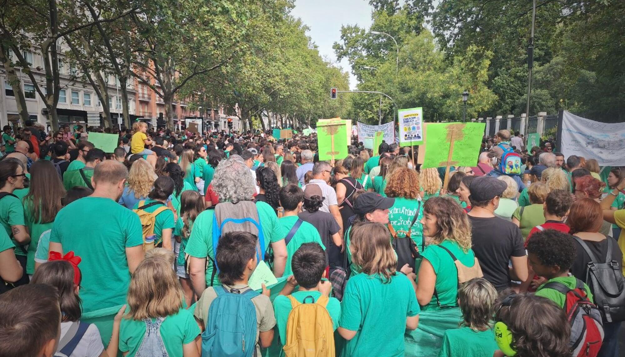 Más de diez mil personas salen a la calle para defender la educación pública frente a los ataques del Gobierno regional de Ayuso.