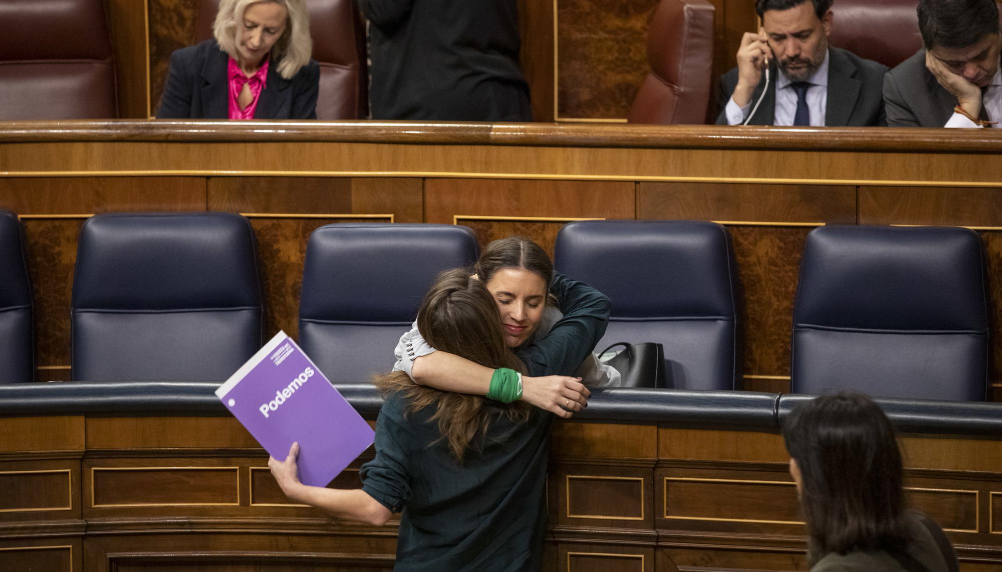 Congreso votacion Ley trans reforma aborto - 3 Irene Montero Lucia Muñoz abrazo