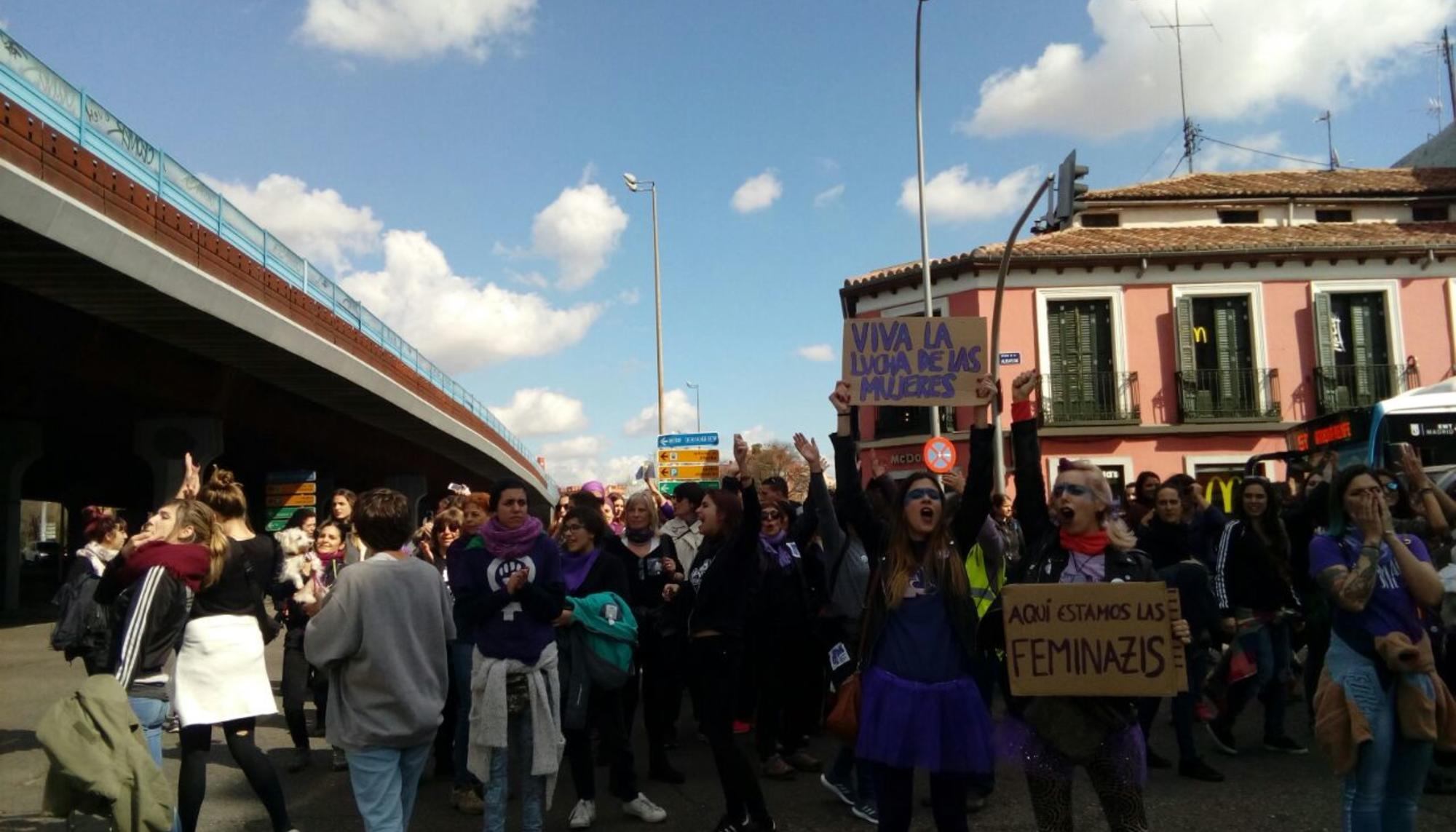bloqueo m30 vallecas huelga feminsta