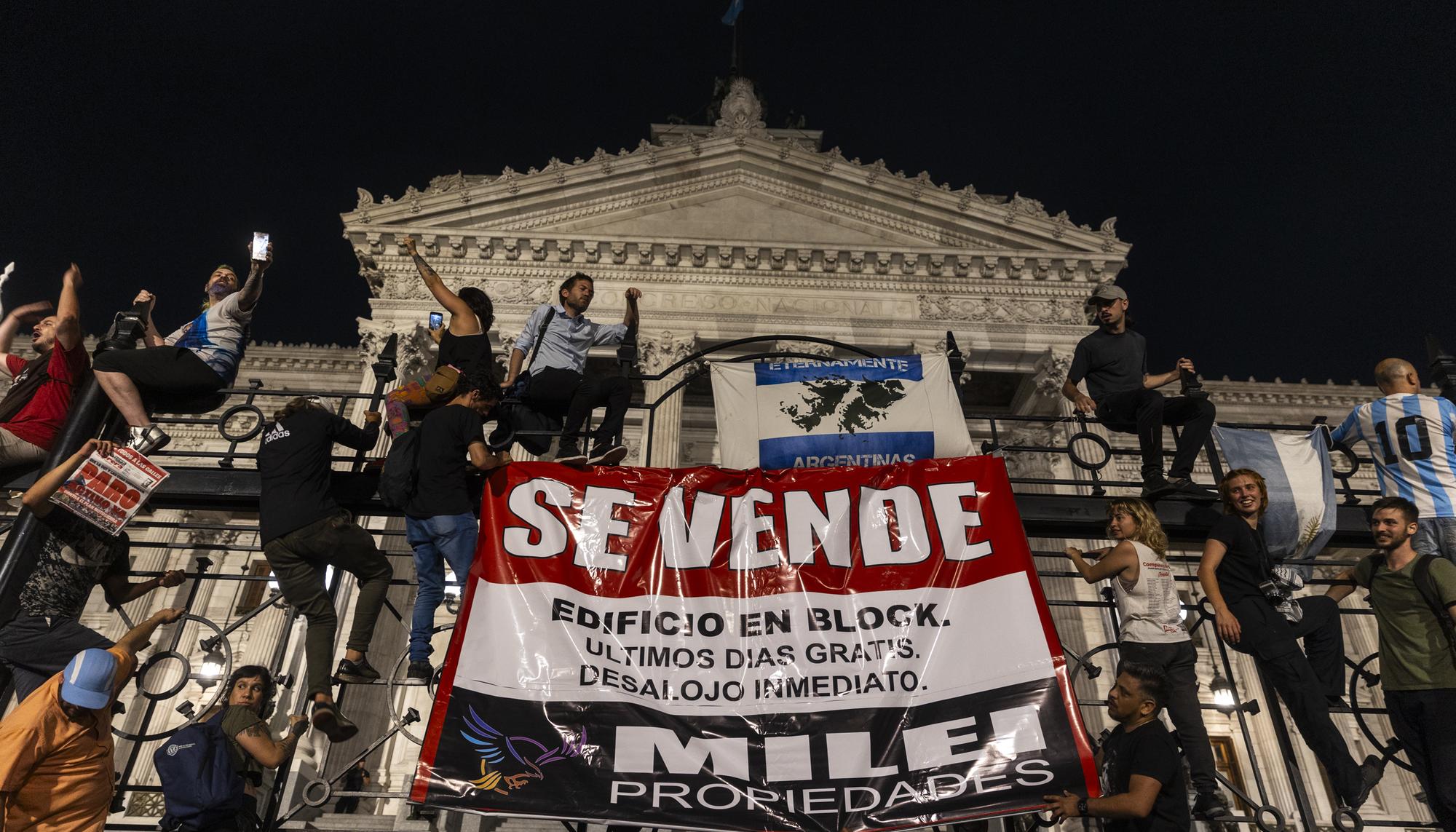 Cacerolazo para protestar contra el Decreto de Necesidad y Urgencia (DNU) anunciado por el presidente Javier Milei. - 15