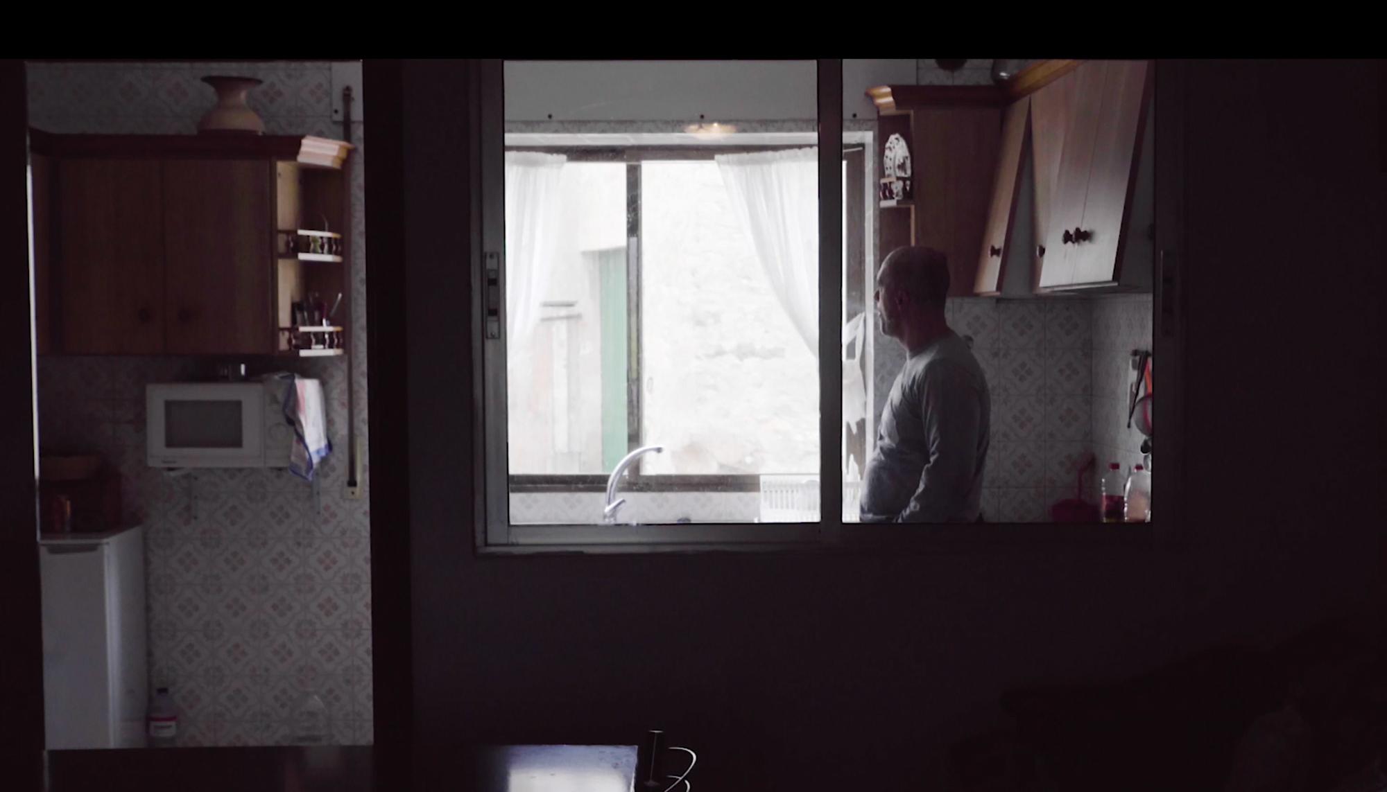 Arges Artiaga, en su casa en el corto documental ‘Furtivo’