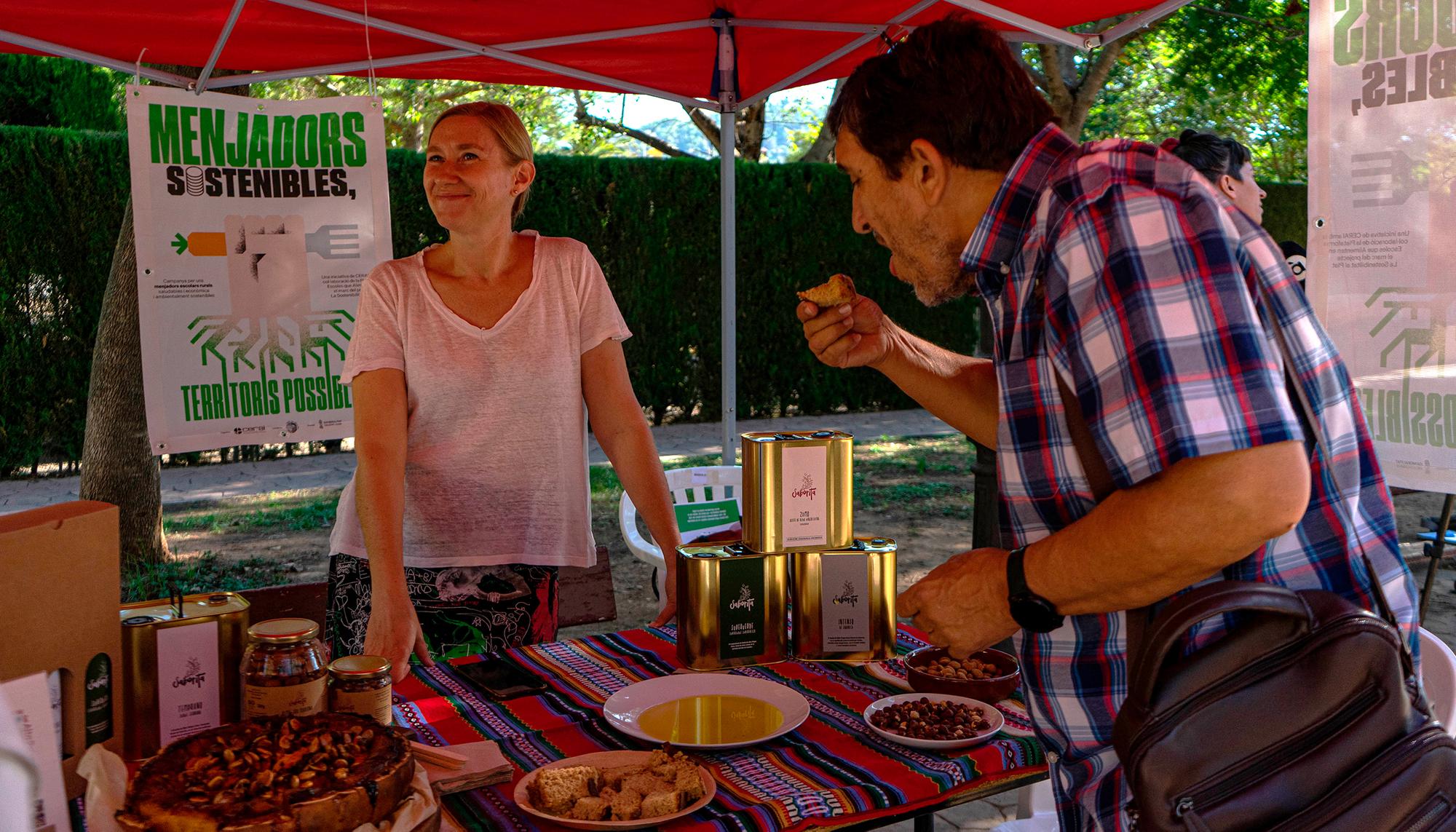 Claudia Flatten, socia de Saborita y madre de usuaria del comedor escolar de Viver (Alt Palància), durante la cata de productos locales