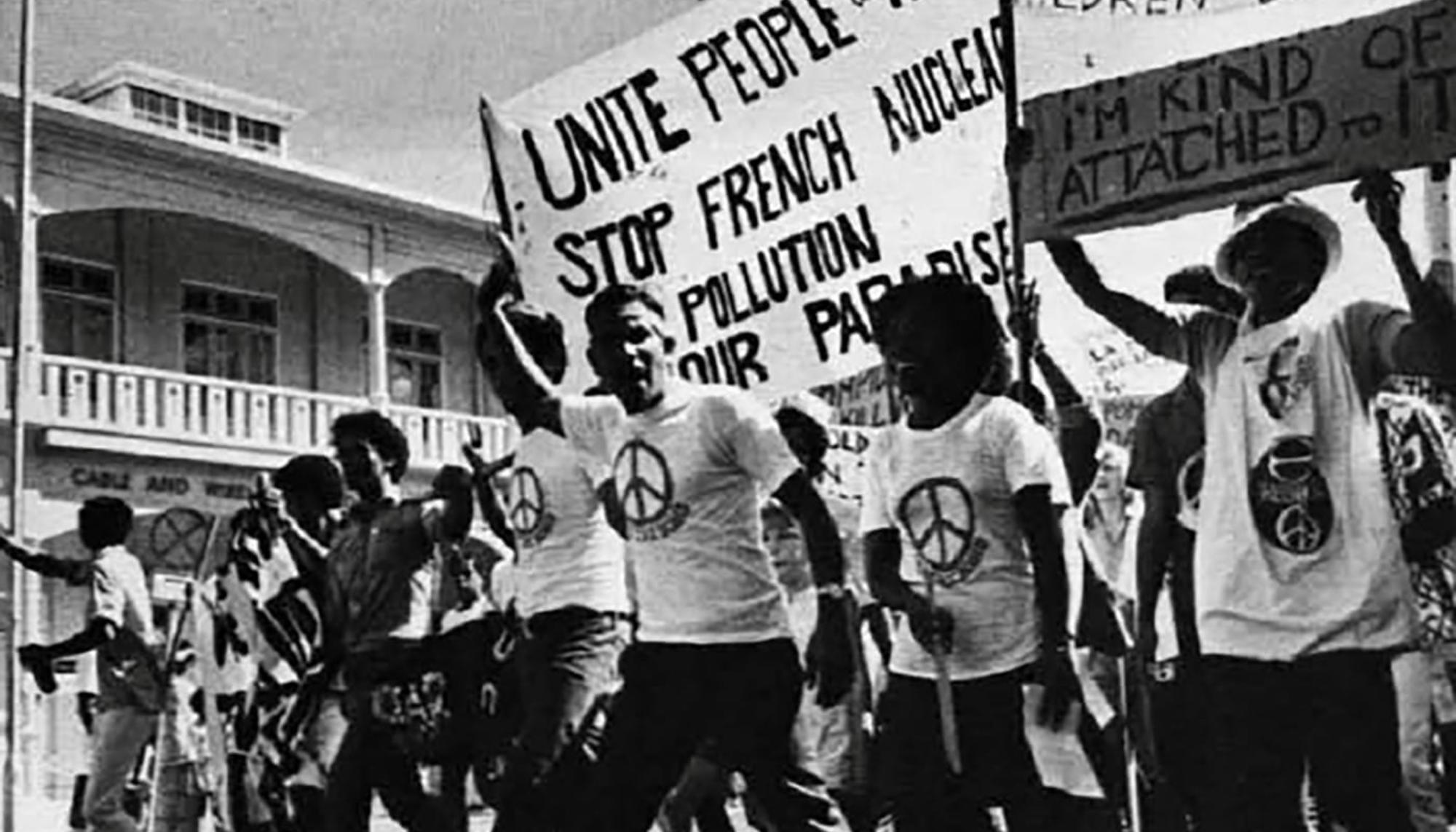 El comité contra las pruebas en Mururoa (ATOM) protesta en las calles de Suva (Fiyi) en la década de 1970. Fuente: Beyond Nuclear International